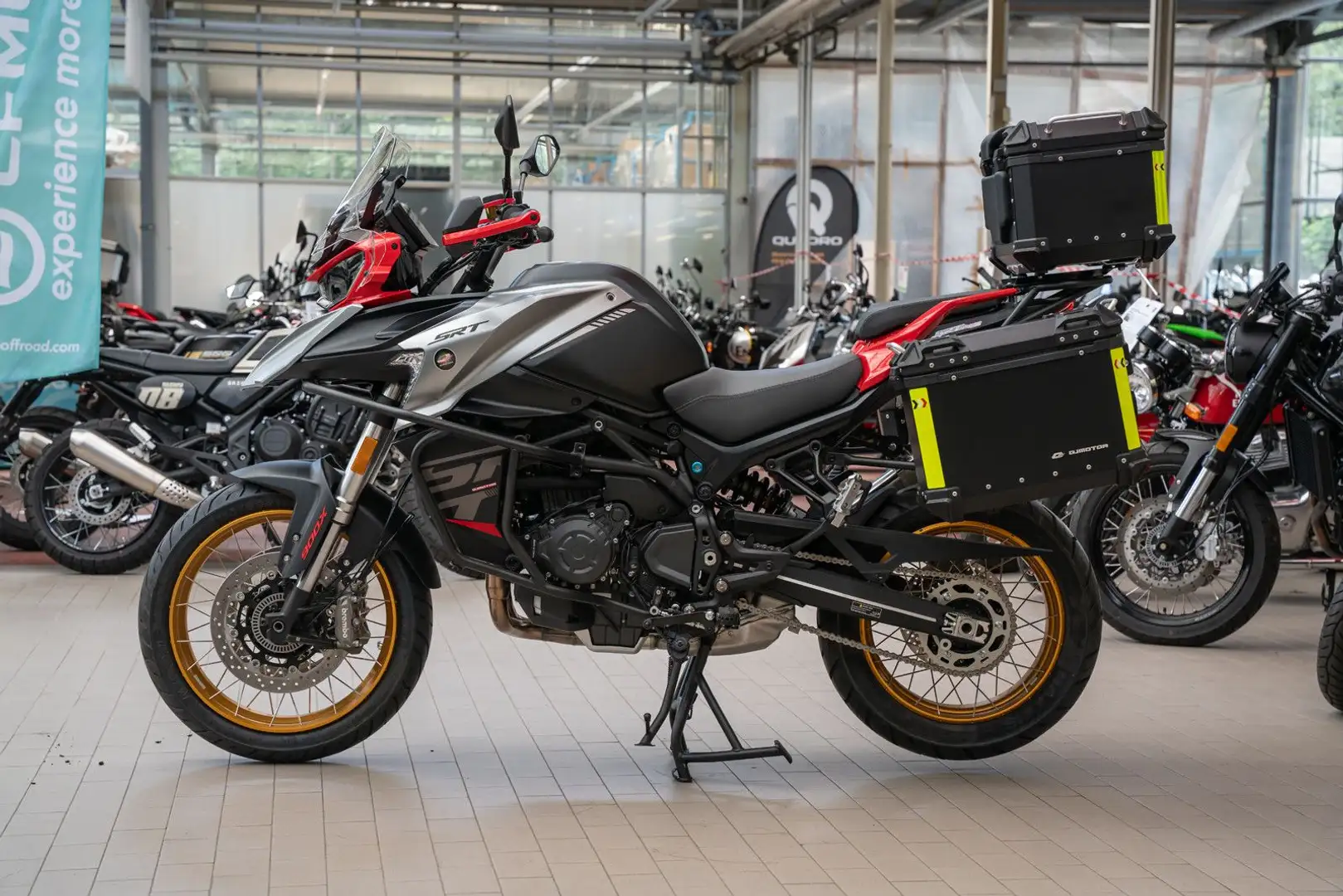 QJ Motor SRT 900 SX inkl. Koffersystem, sofort lieferbar Rojo - 2