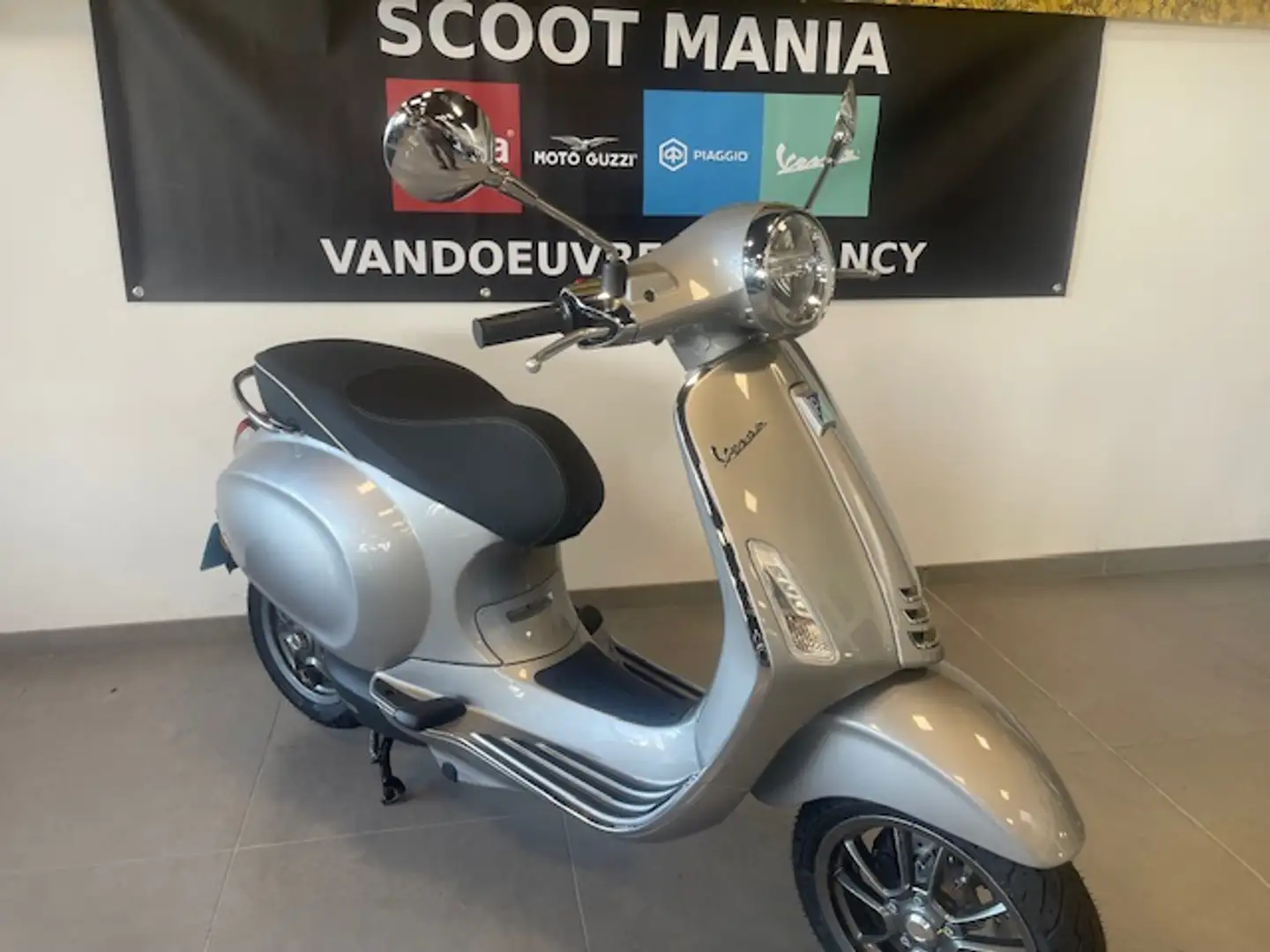 Vespa Primavera Gris - 1