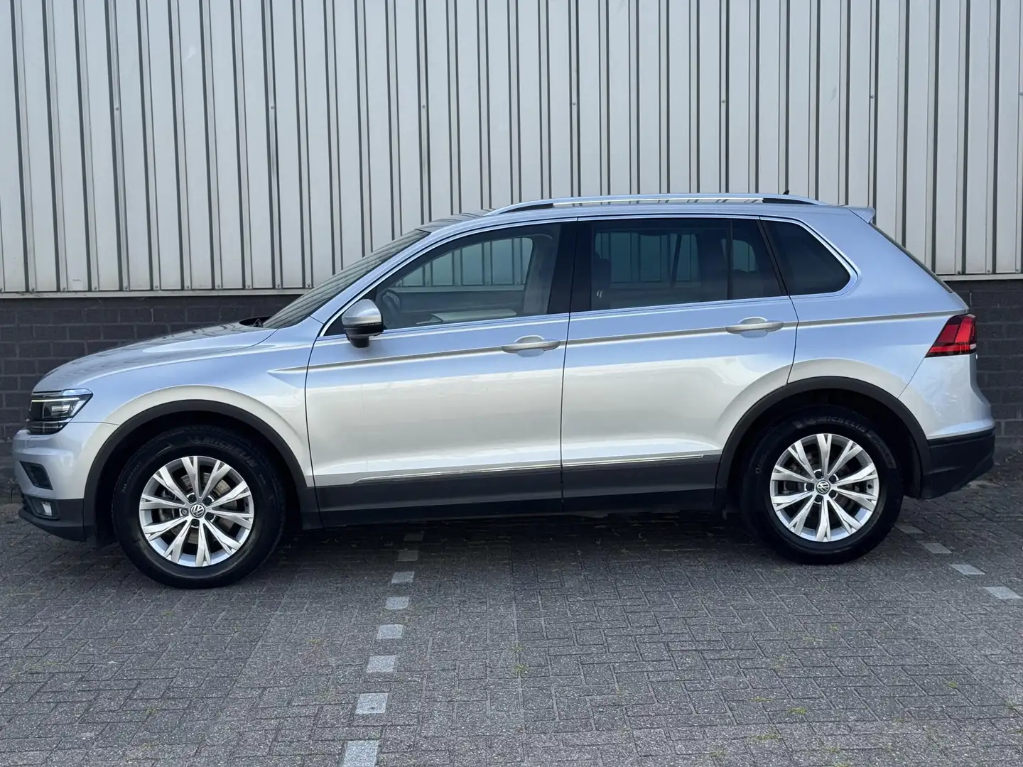 Volkswagen Tiguan 1.5 TSI ACT Comfortline Keyless | Cruise Contr Ada Gris - 2