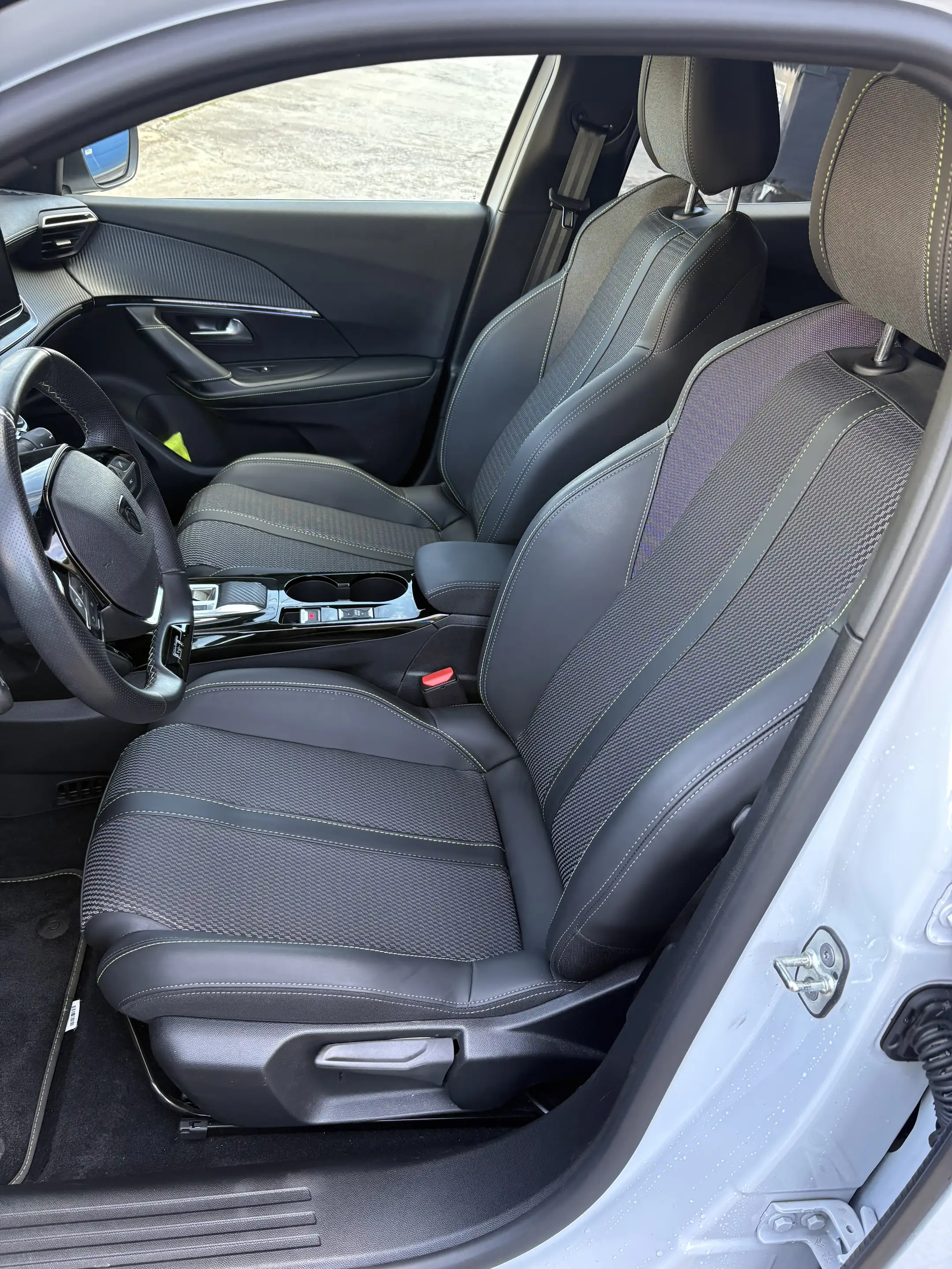 Peugeot e-2008 e-2008 54 kWh GT GT — photo 6