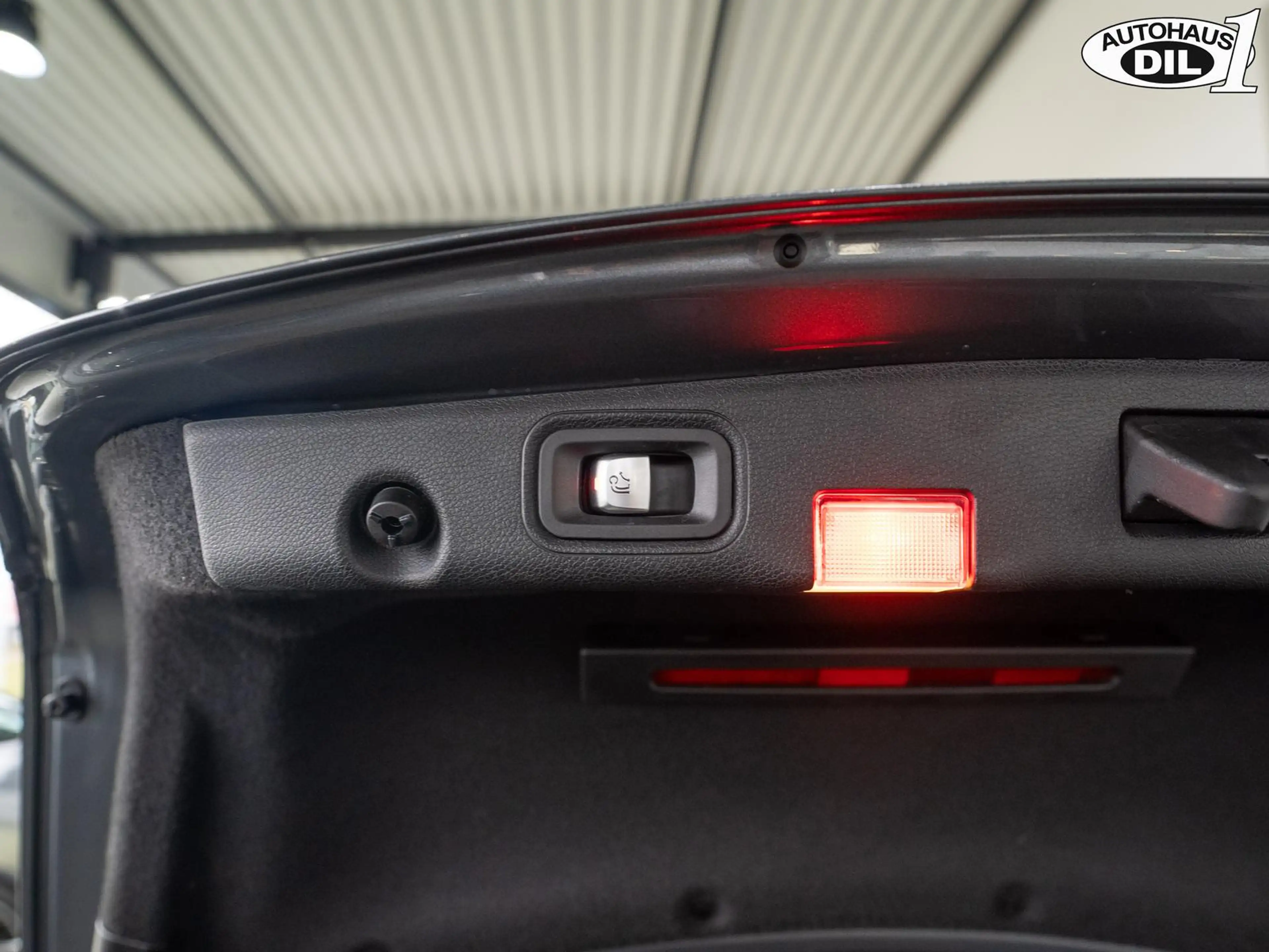 Mercedes-Benz E 300 * 9 Gang * LED *DISTR.+* NIGHT Paket *AHK* — photo 23