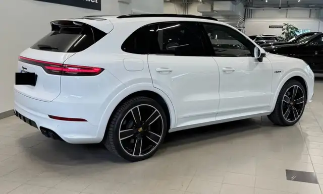 Porsche Cayenne view 3