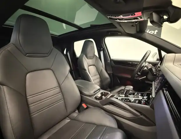 Porsche Cayenne view 13