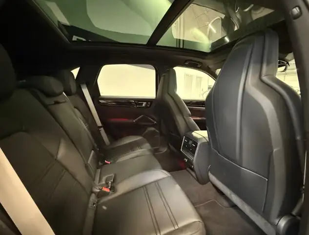 Porsche Cayenne view 12