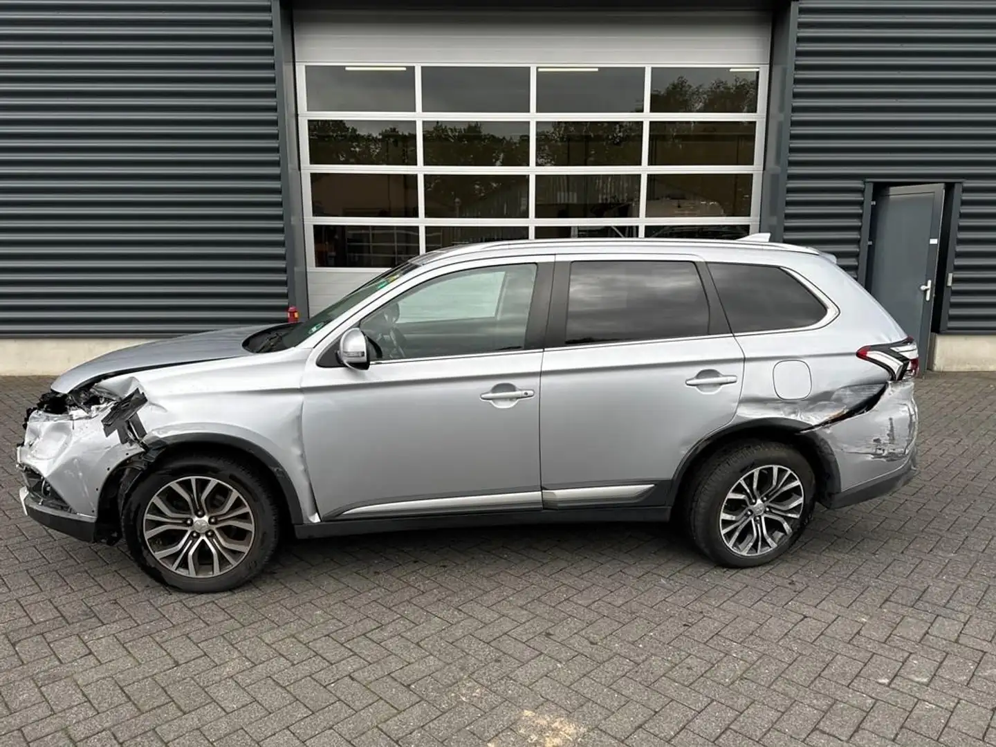 Mitsubishi Outlander 2.0 Connect Pro Grijs - 2