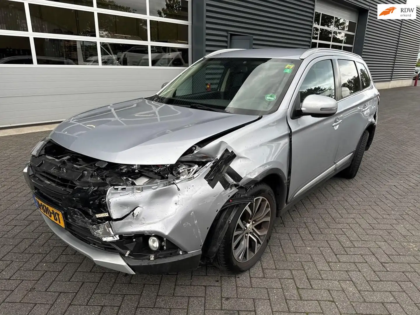Mitsubishi Outlander 2.0 Connect Pro Grijs - 1
