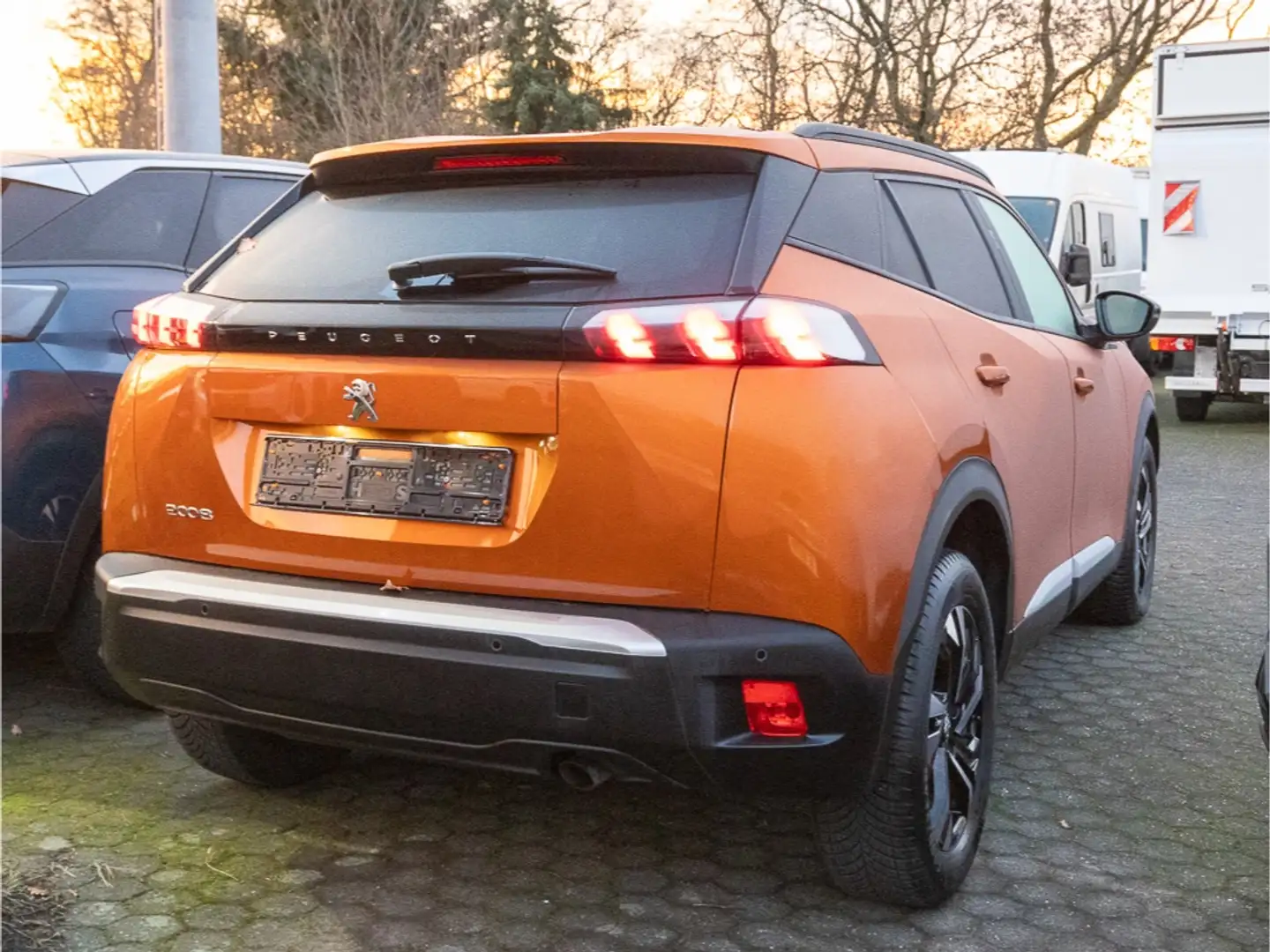 Peugeot 2008 PureTech Allure +SHZ+NAVI+ALLW+PDC+KEYLESS+ Orange - 2