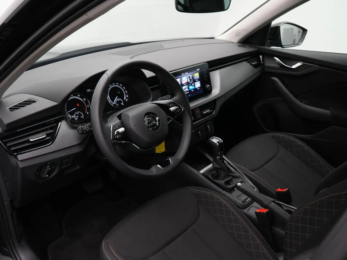 Skoda Kamiq 1.0 TSI 110 pk DSG Ambition | Parkeersensoren acht Zwart - 2