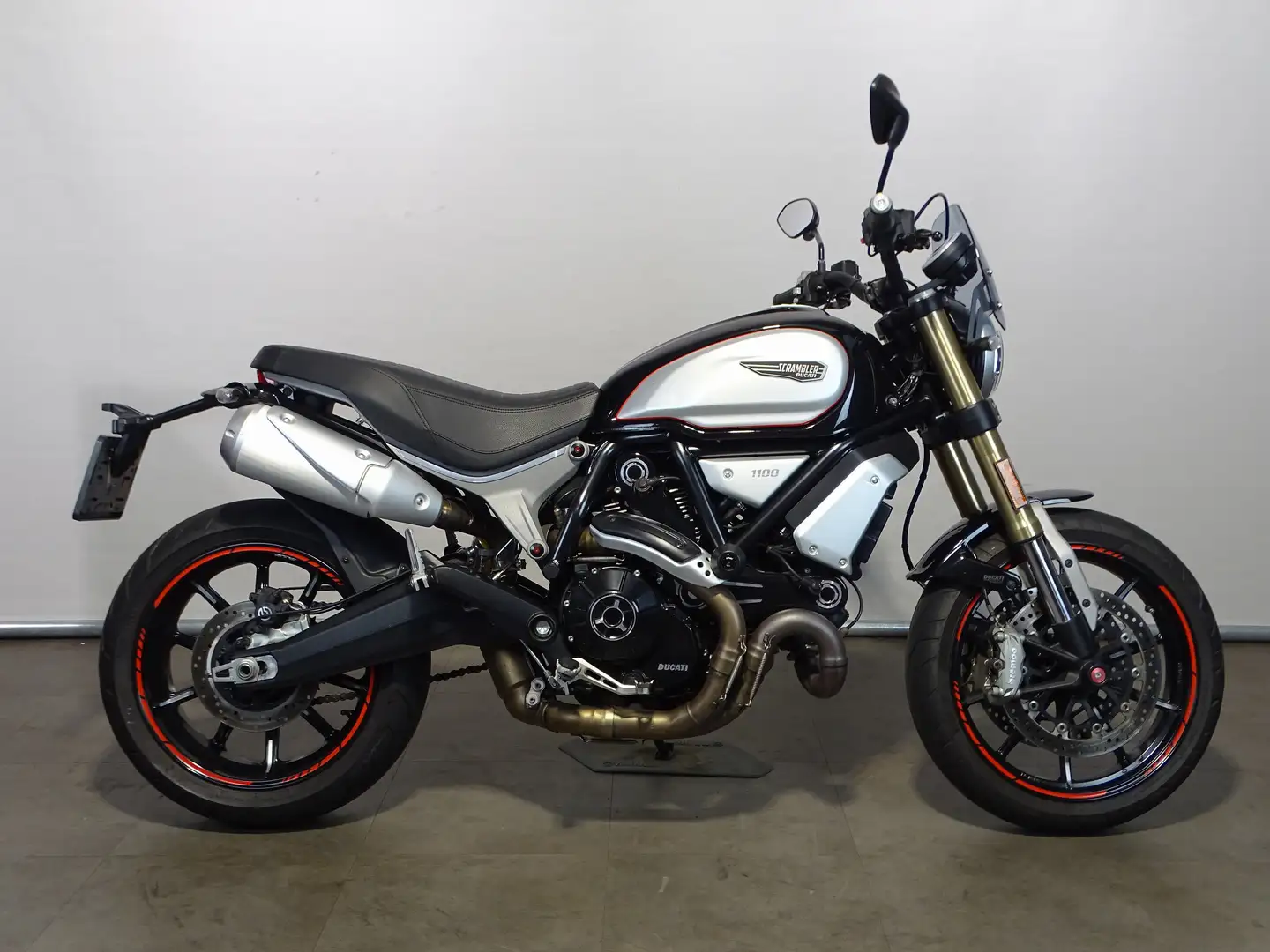 Ducati Scrambler 1100 Zwart - 1