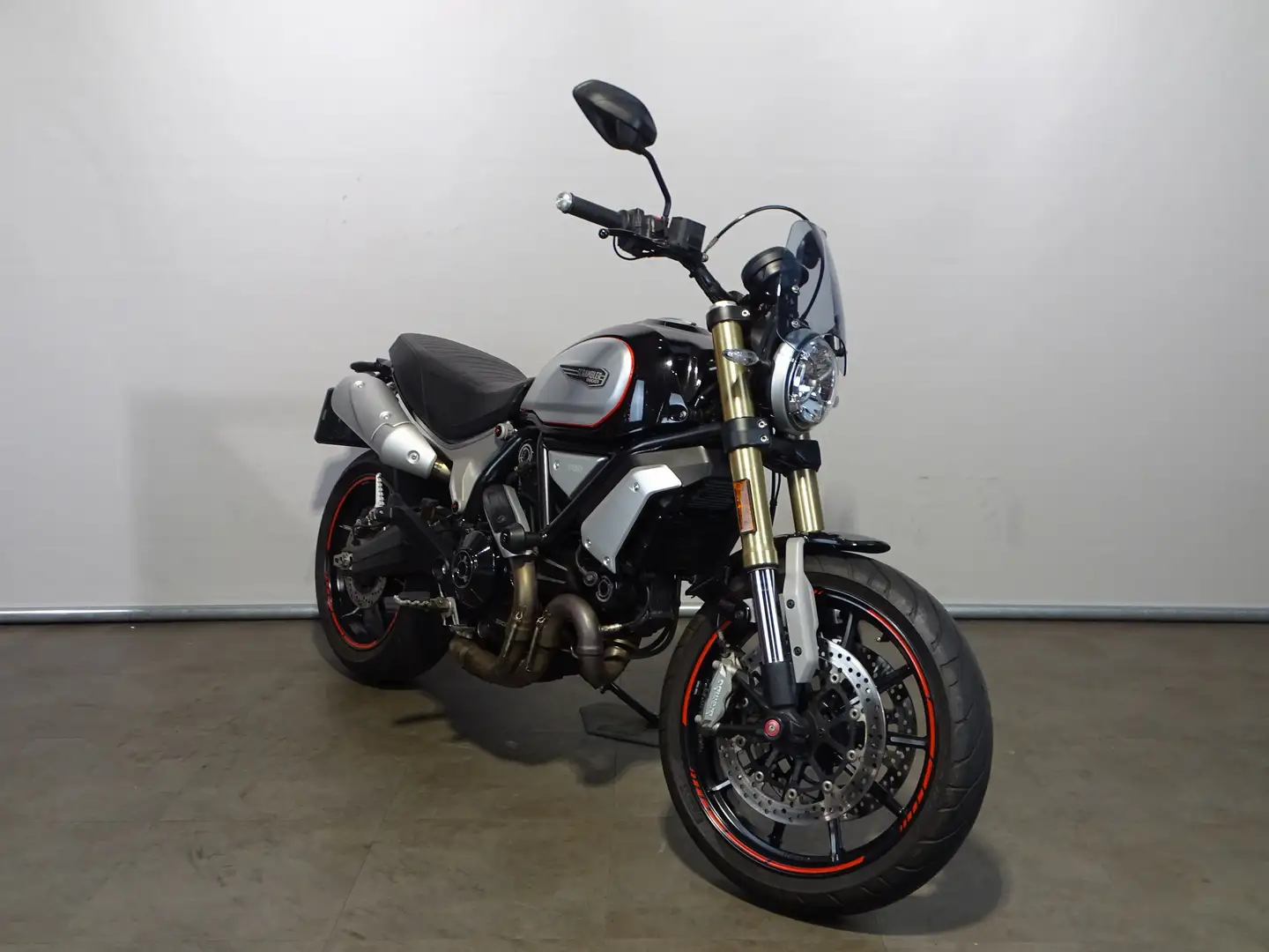 Ducati Scrambler 1100 Zwart - 2