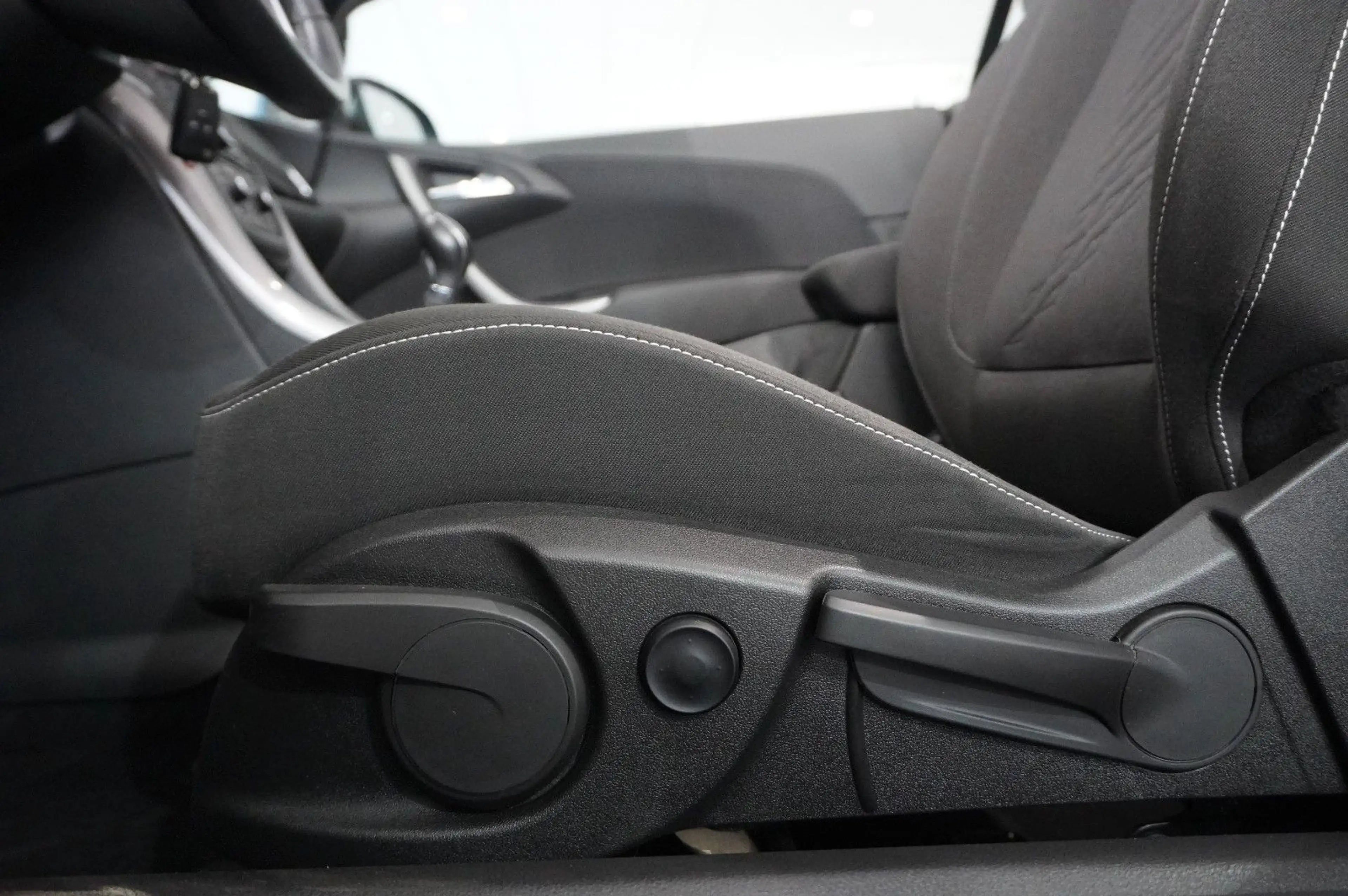 Opel Cascada 1.4T EDITION SPORT/SHZ/TEMP/PDC/BI-COLOR — photo 15