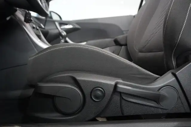 Opel Cascada view 15