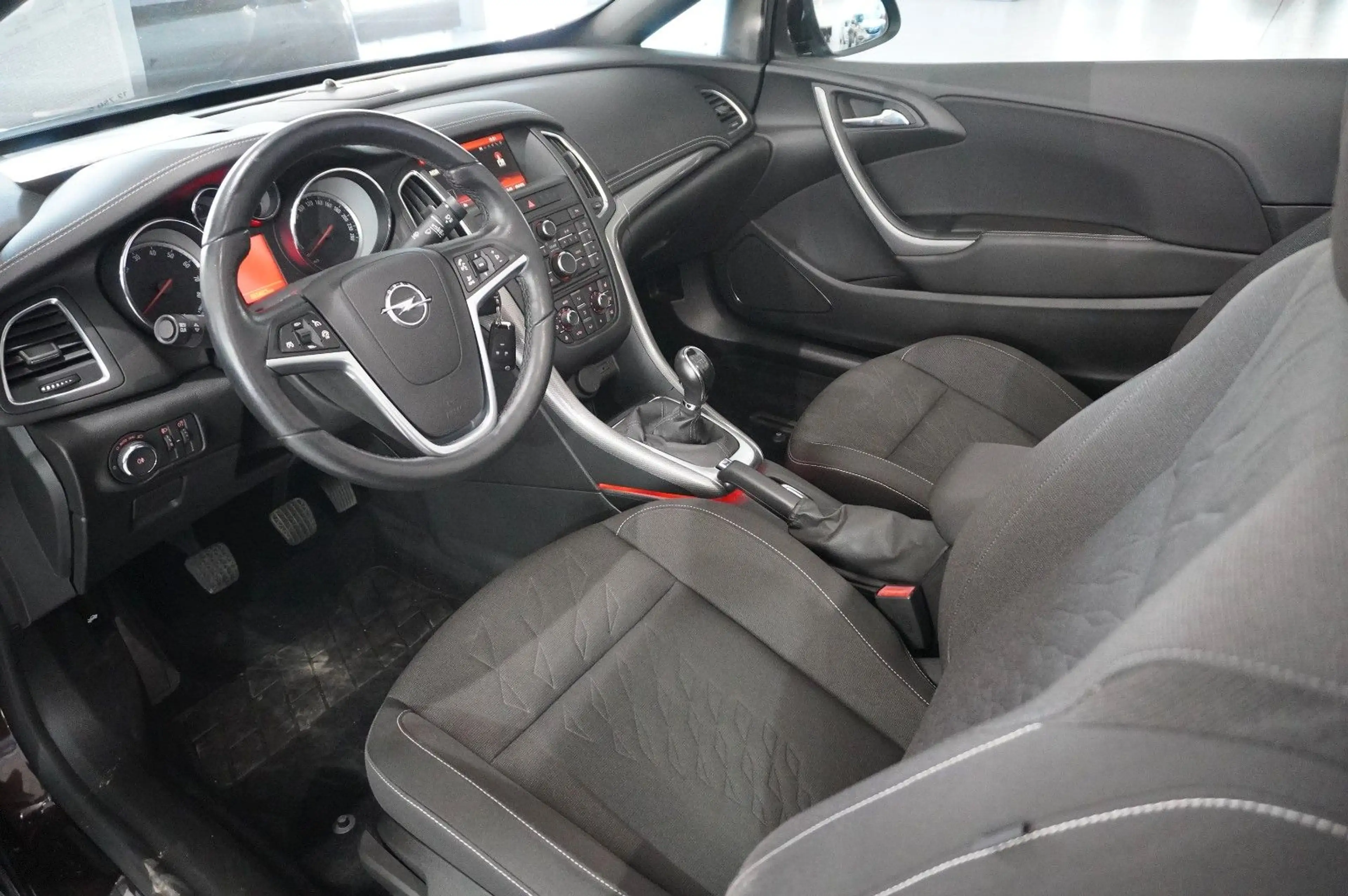 Opel Cascada 1.4T EDITION SPORT/SHZ/TEMP/PDC/BI-COLOR — photo 14