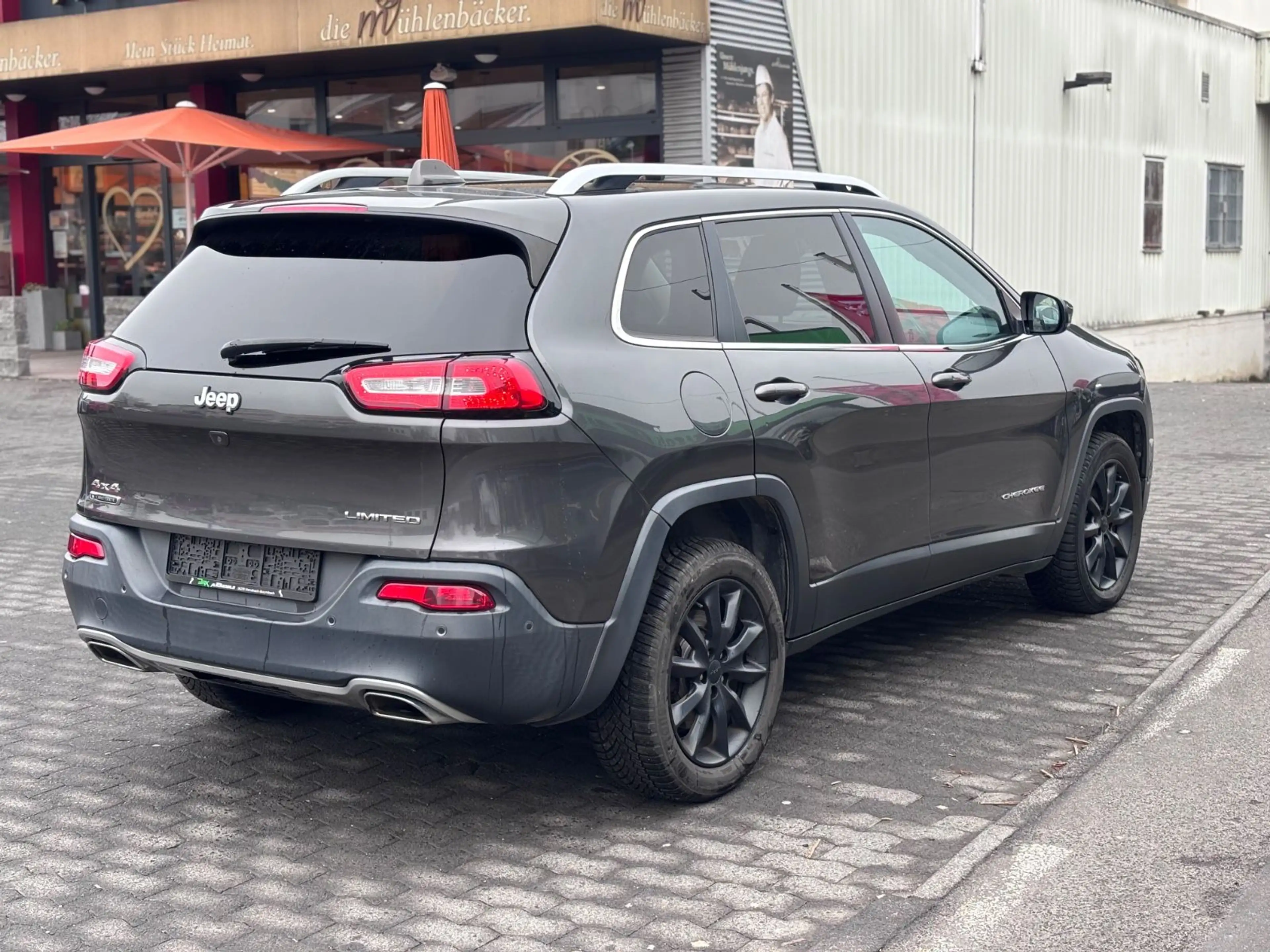 Jeep Cherokee 2.2 Limited 4WD Aut*XENON*LANE*NAVI*UVM — photo 10