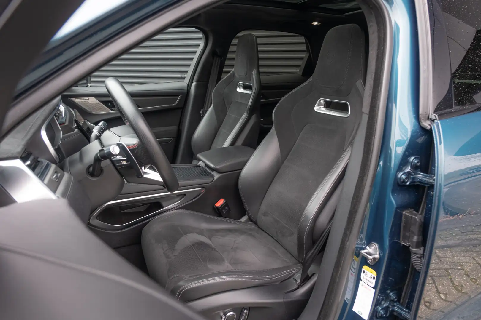 Jaguar F-Pace SVR 550PK / Panoramadak / Meridian Surround Audio Groen - 2