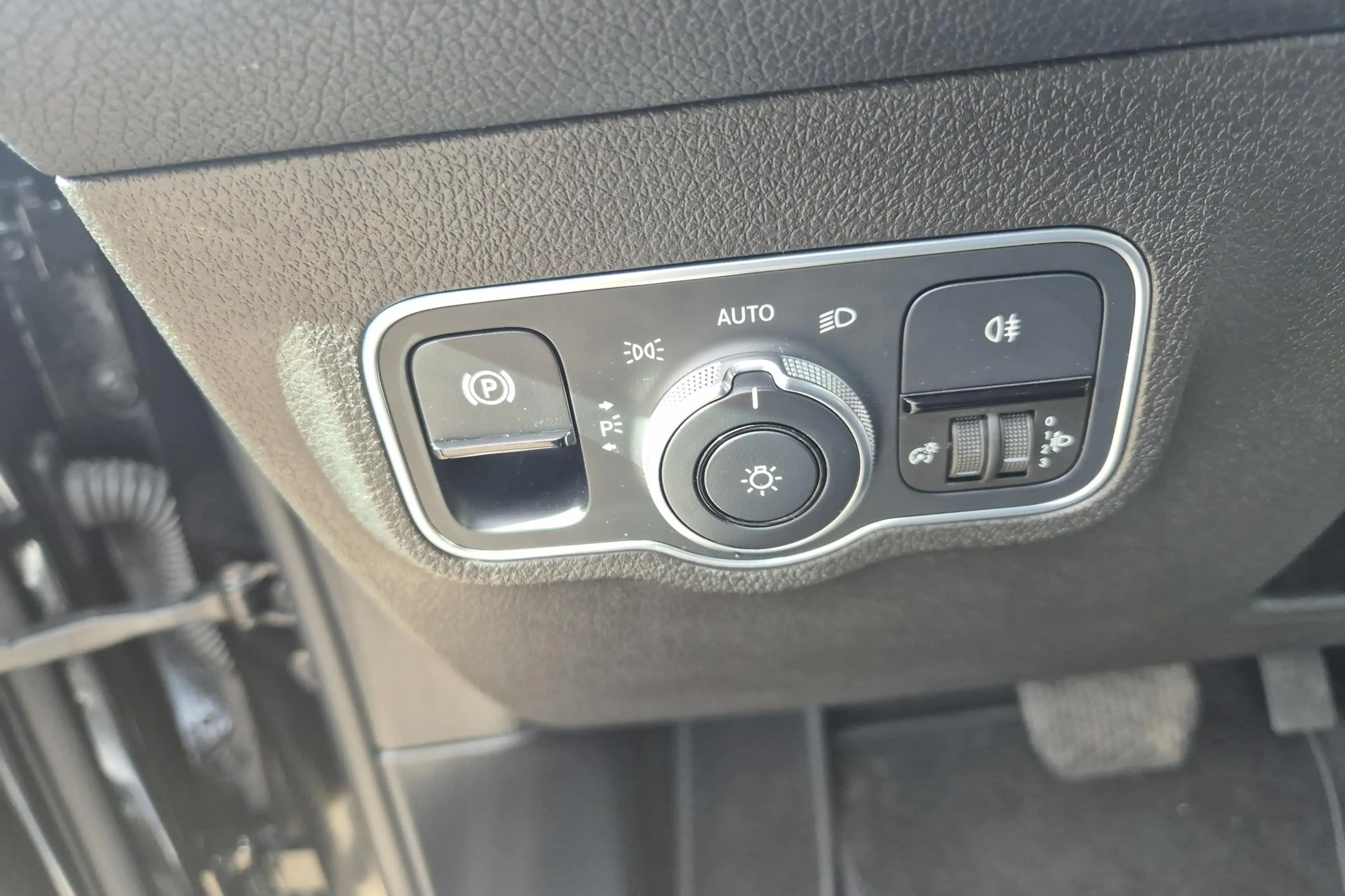 Mercedes-Benz GLB 200 Advantage — photo 11
