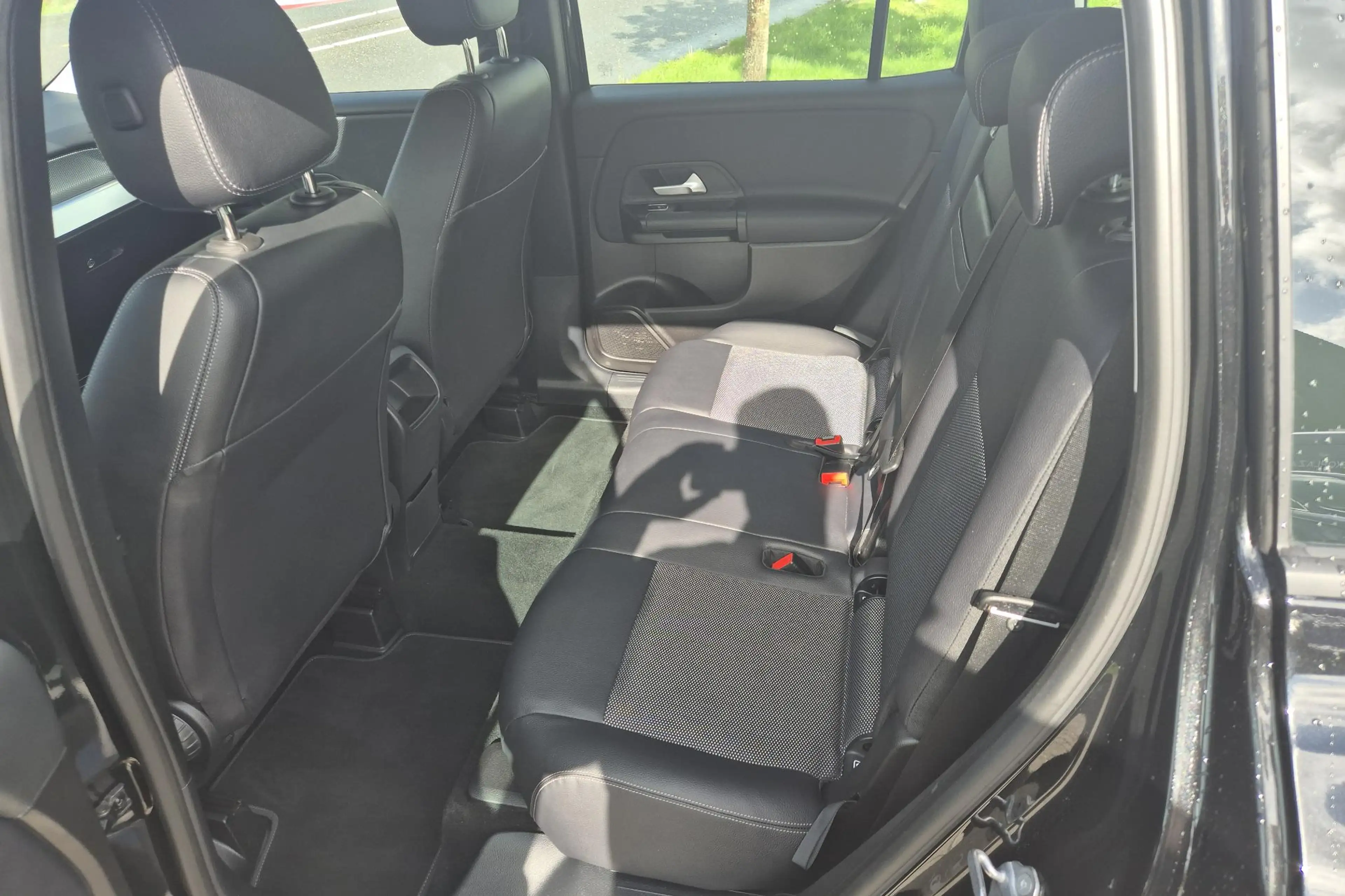 Mercedes-Benz GLB 200 Advantage — photo 14