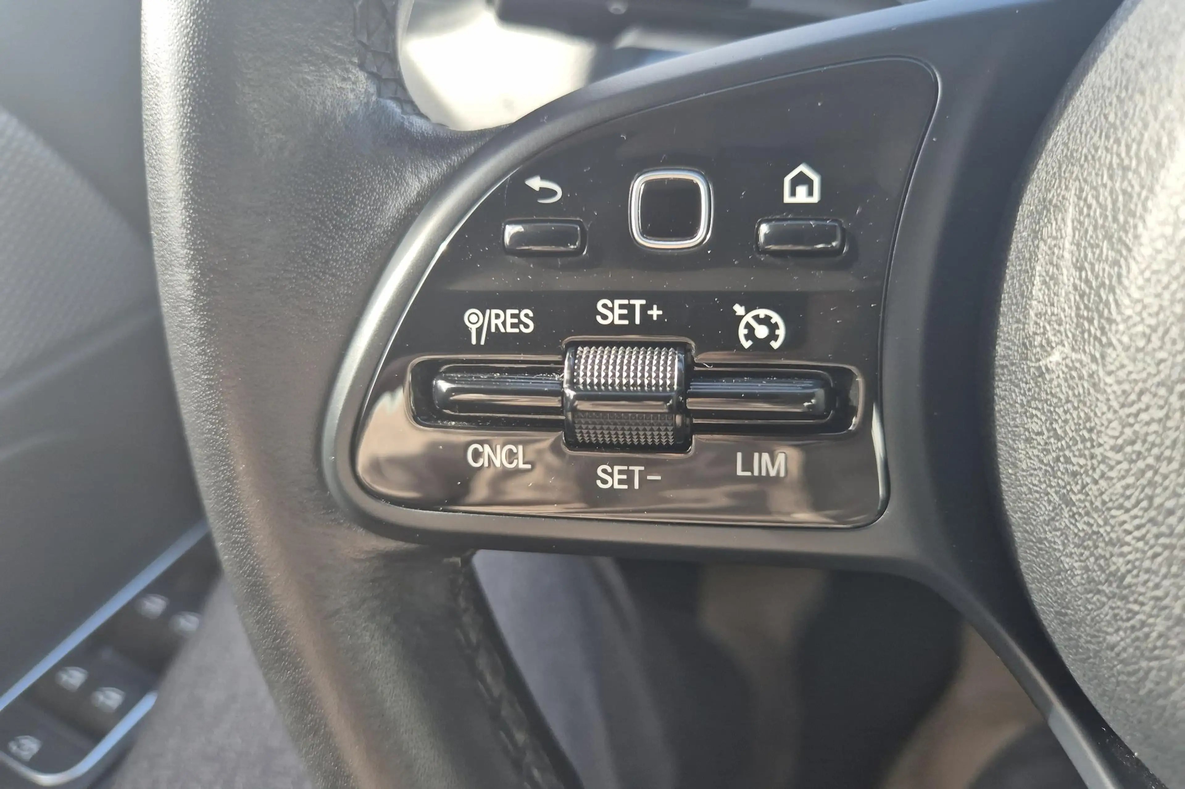 Mercedes-Benz GLB 200 Advantage — photo 5