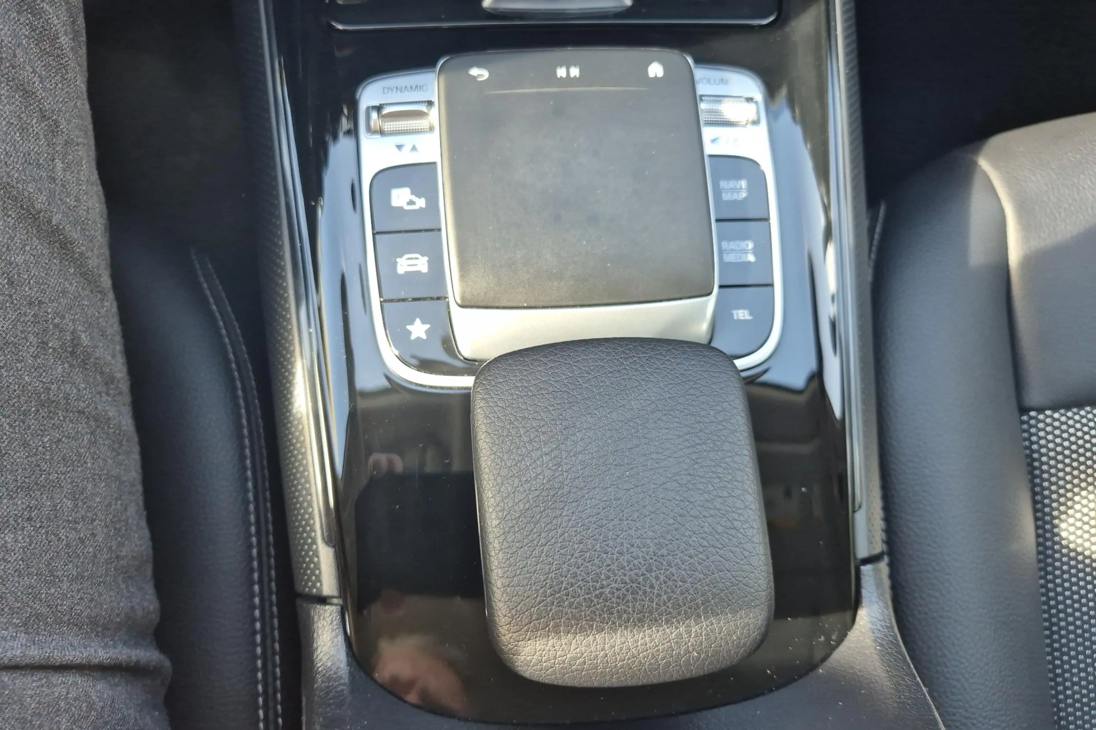 Mercedes-Benz GLB 200 Advantage — photo 3