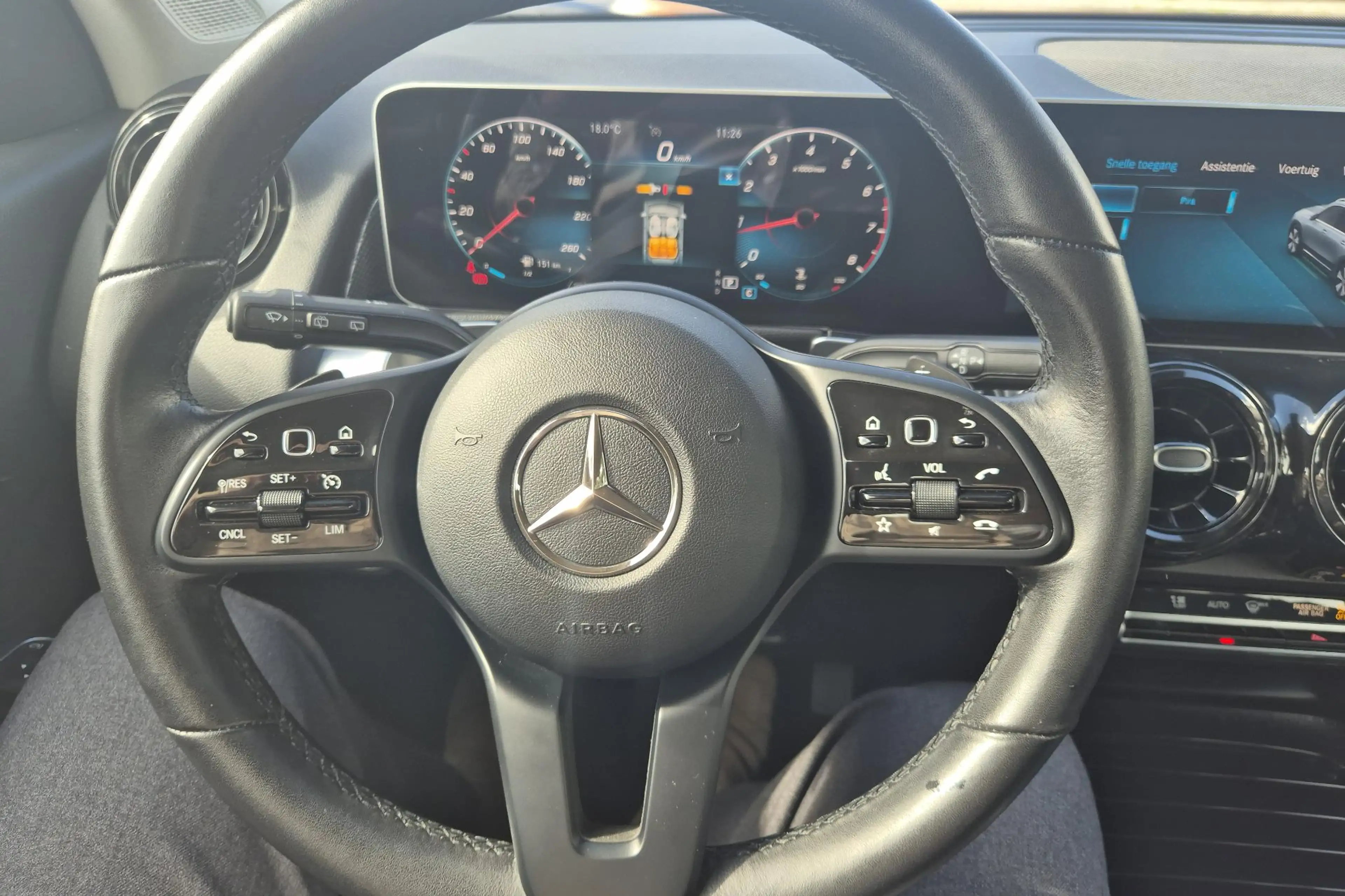 Mercedes-Benz GLB 200 Advantage — photo 4