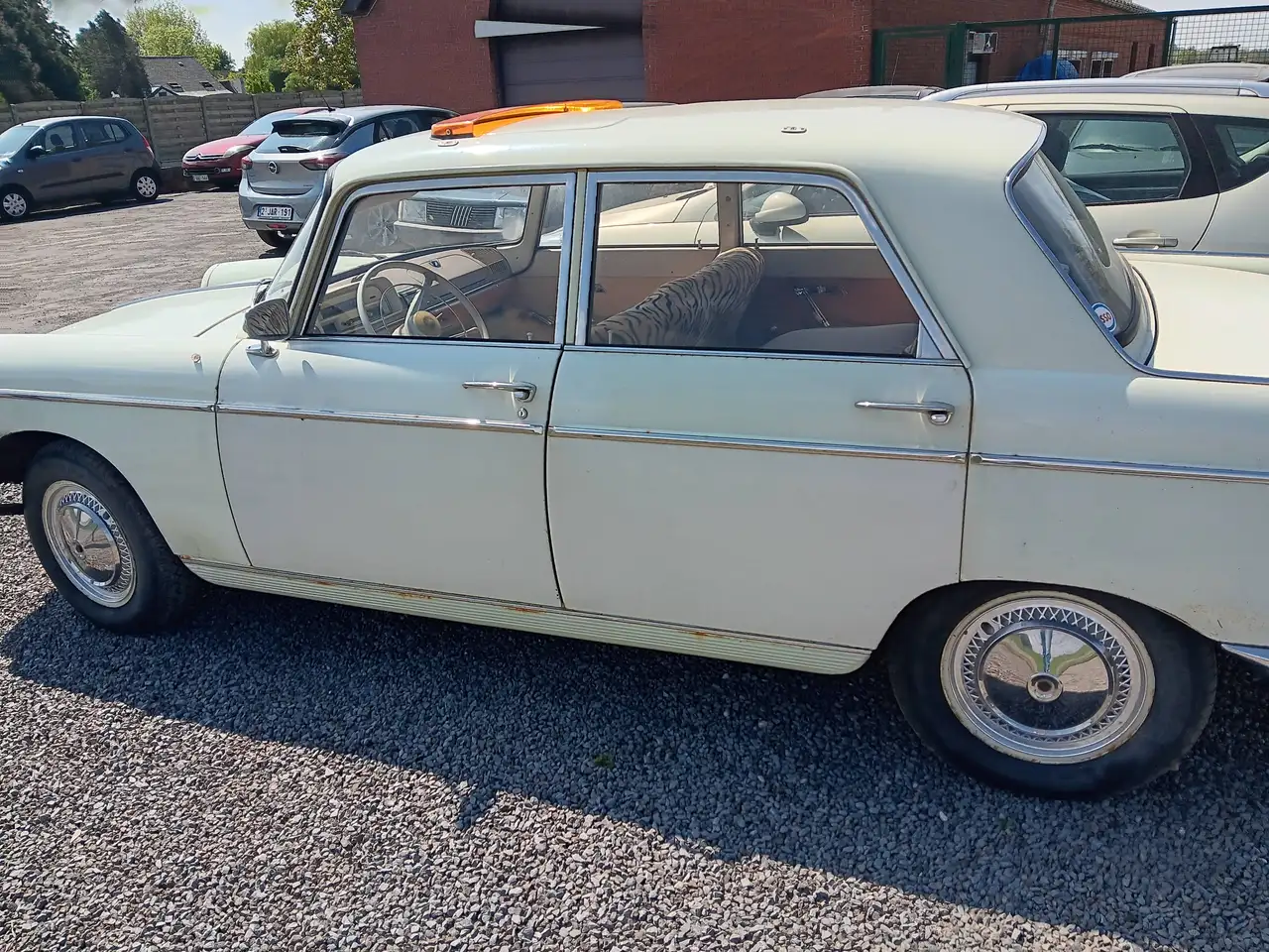 Peugeot 404 4 deurs, foto 2