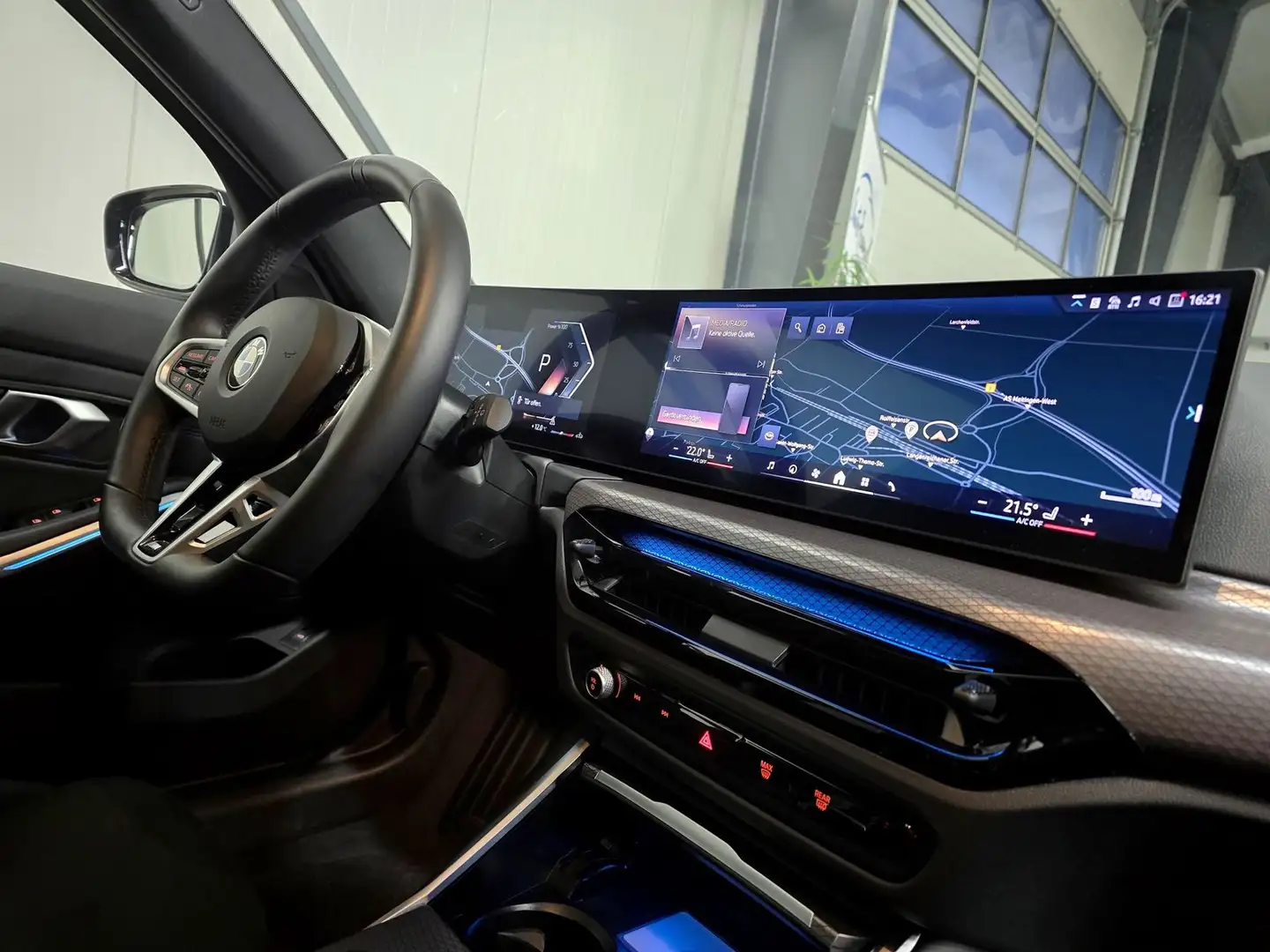 BMW 330 i xDrive LCI II M Sport *19 Zoll*Pano*AHK*360 Grijs - 2