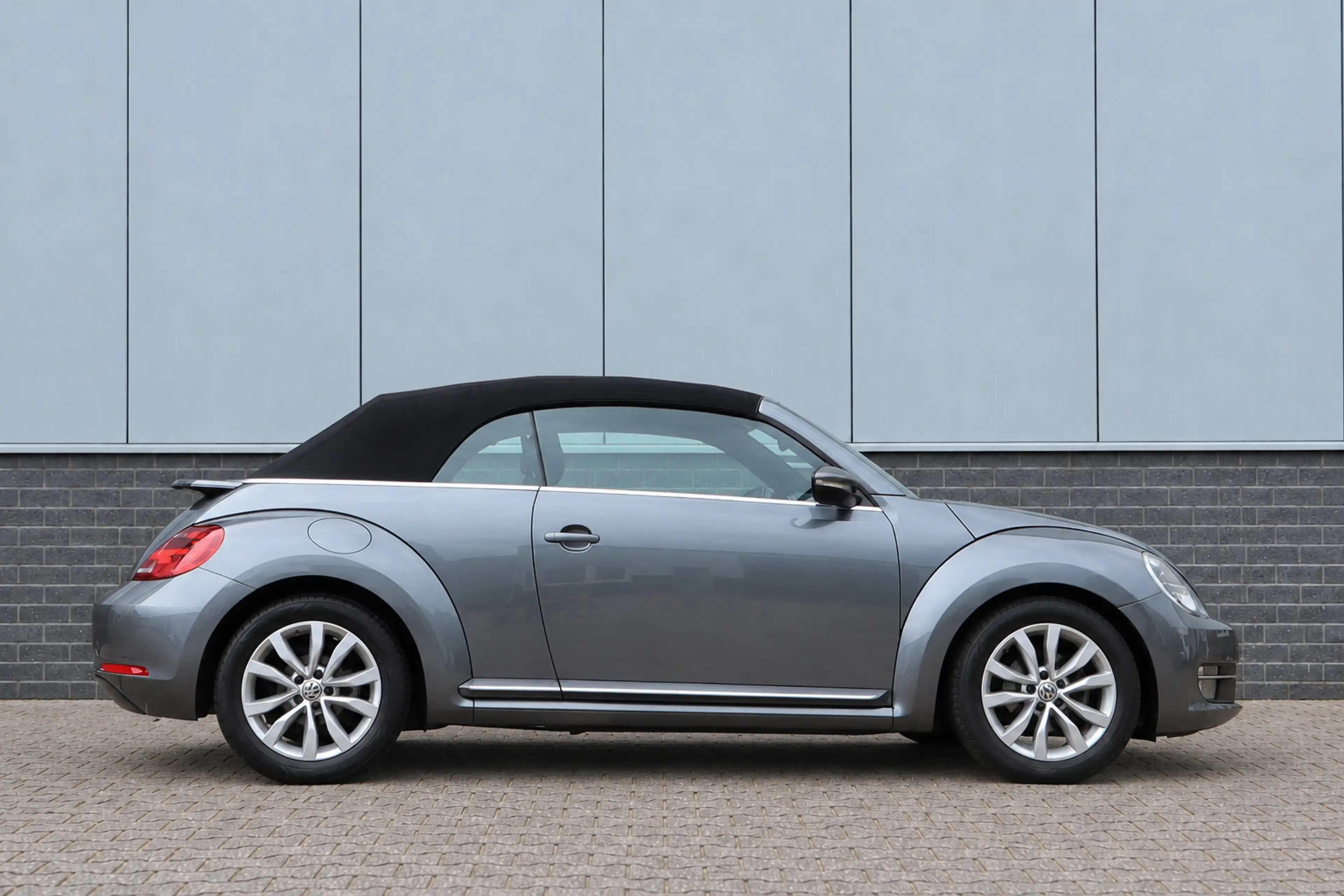 Volkswagen Beetle Cabriolet 1.2 TSI Design BlueMotion — photo 8
