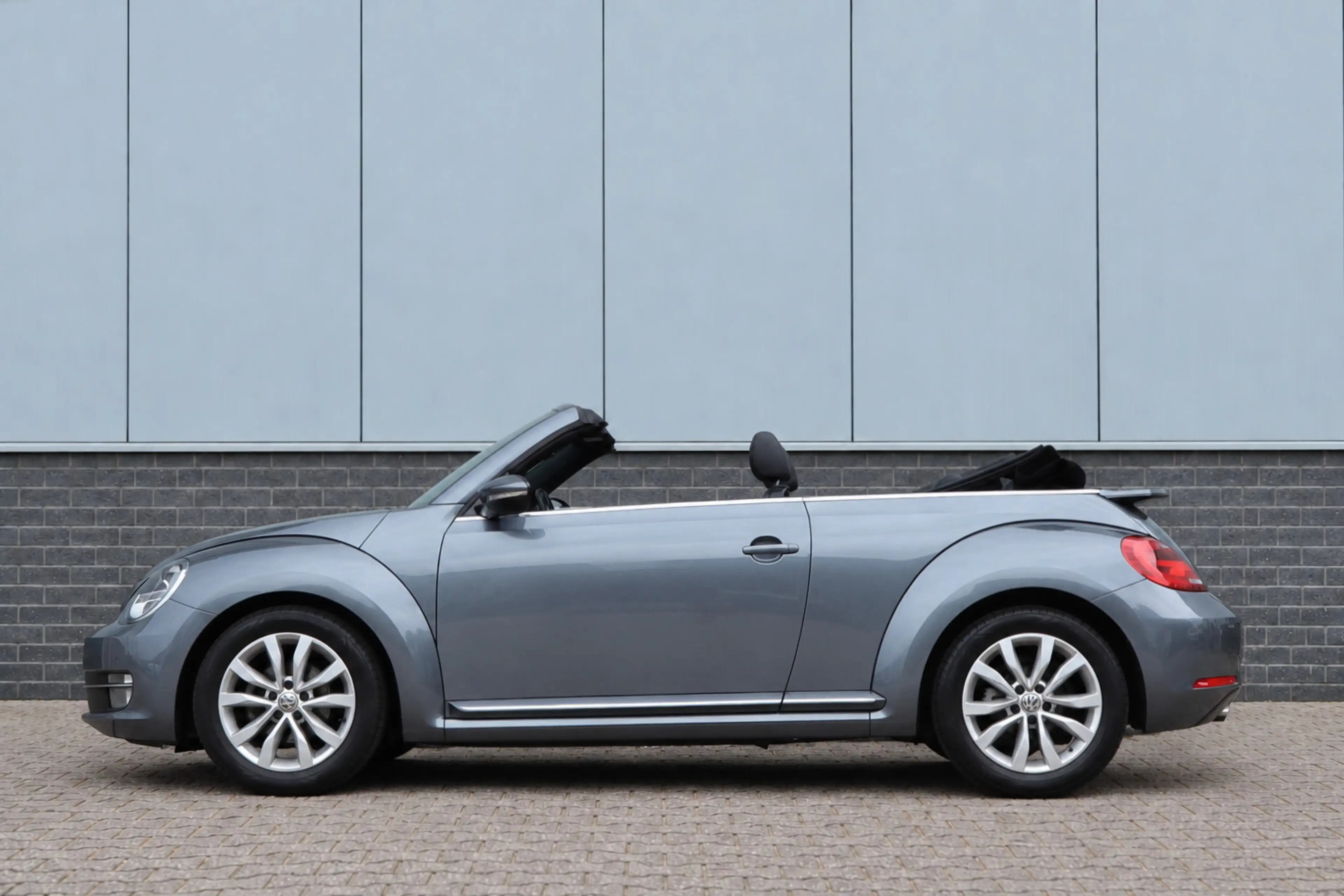 Volkswagen Beetle Cabriolet 1.2 TSI Design BlueMotion — photo 5