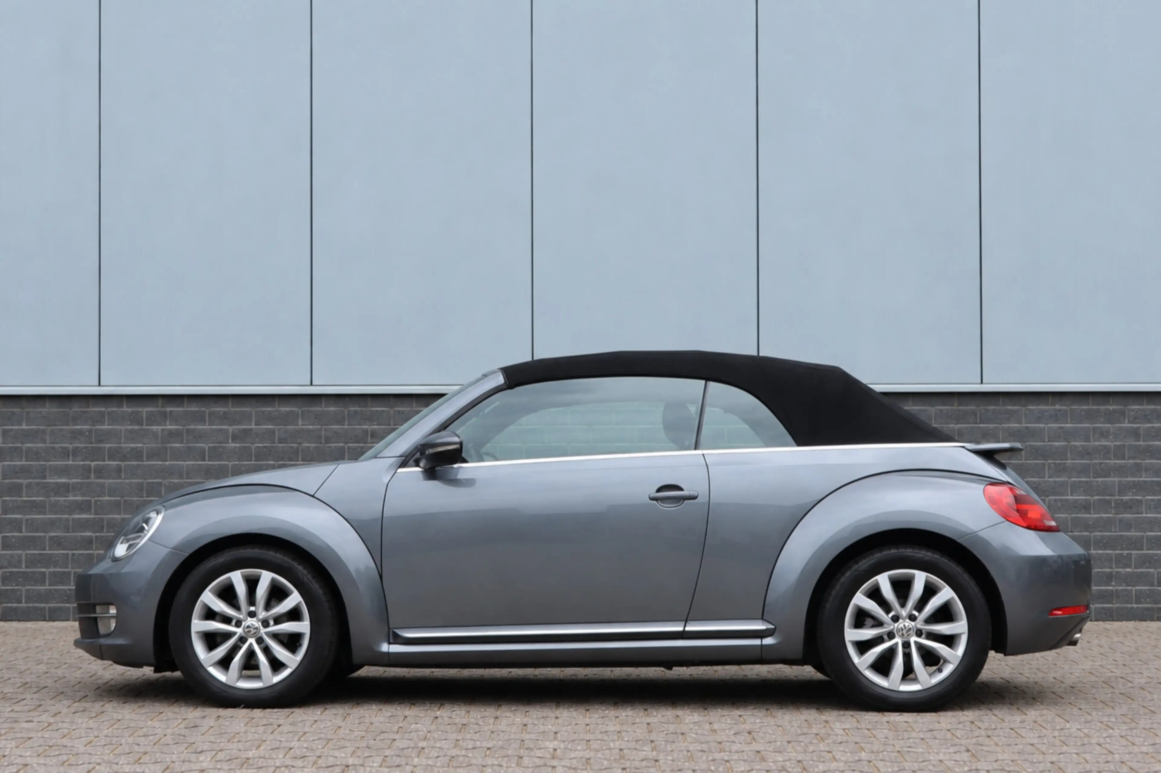 Volkswagen Beetle Cabriolet 1.2 TSI Design BlueMotion — photo 4