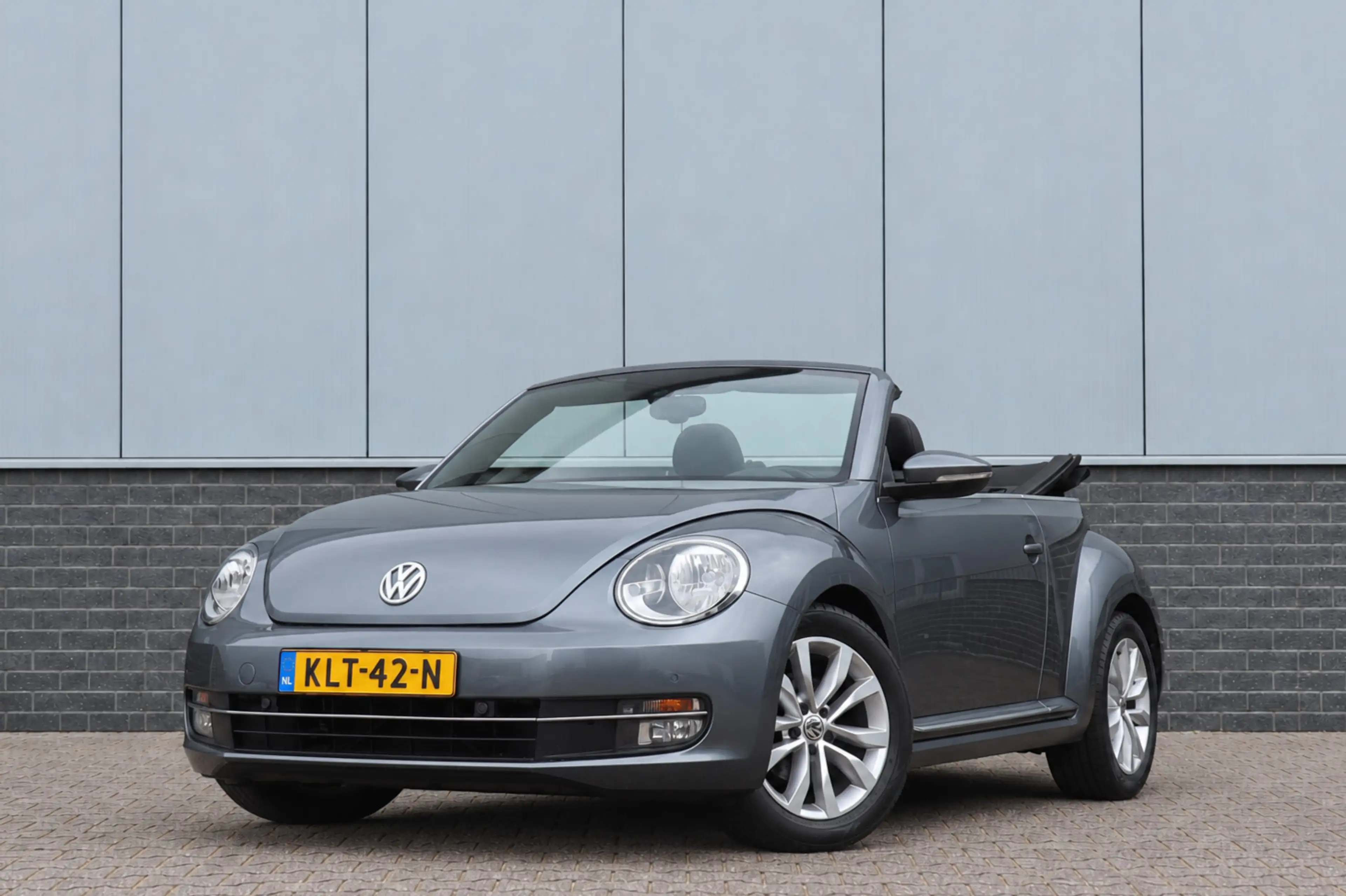 Volkswagen Beetle Cabriolet 1.2 TSI Design BlueMotion — photo 2
