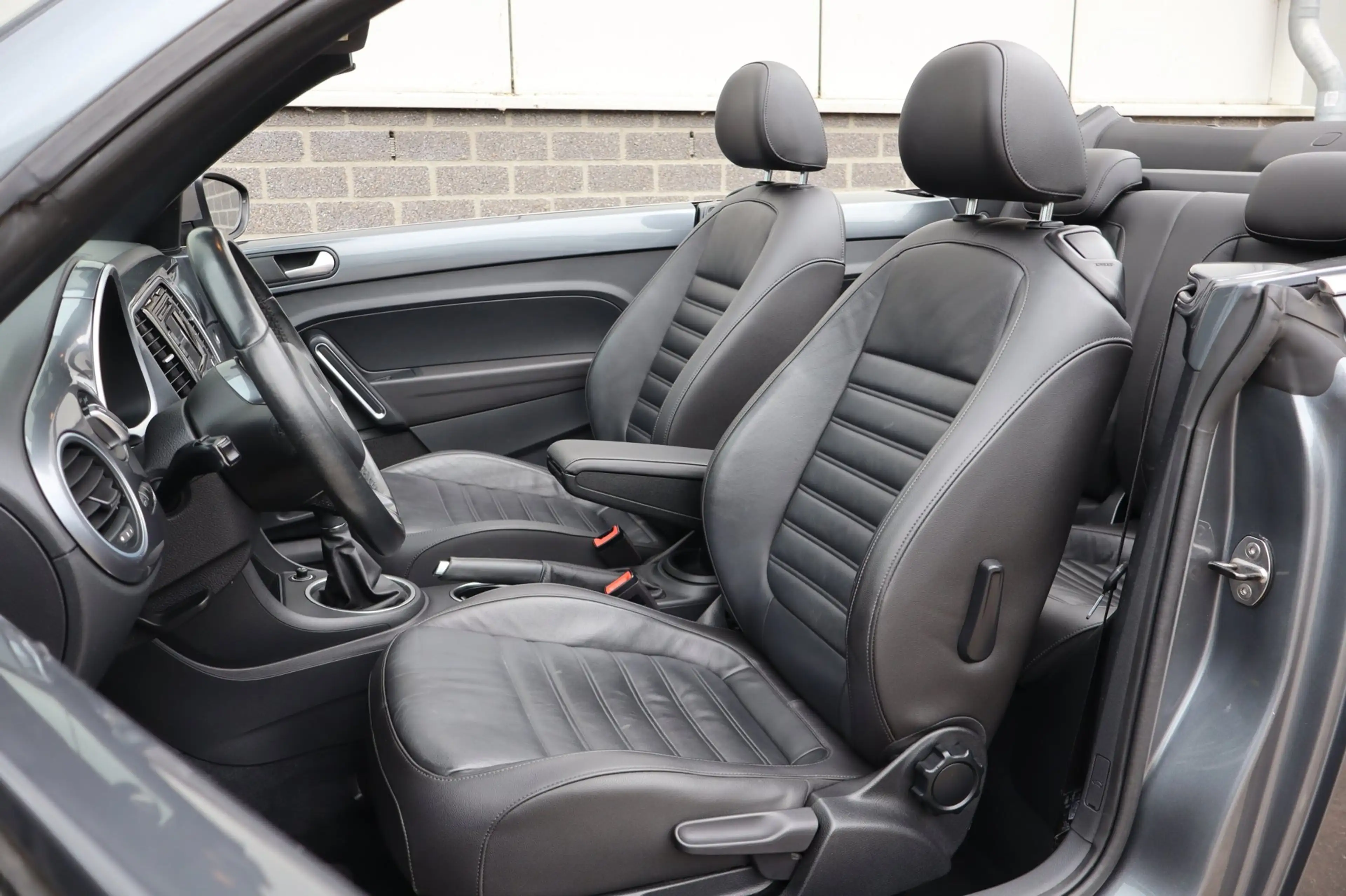 Volkswagen Beetle Cabriolet 1.2 TSI Design BlueMotion — photo 11