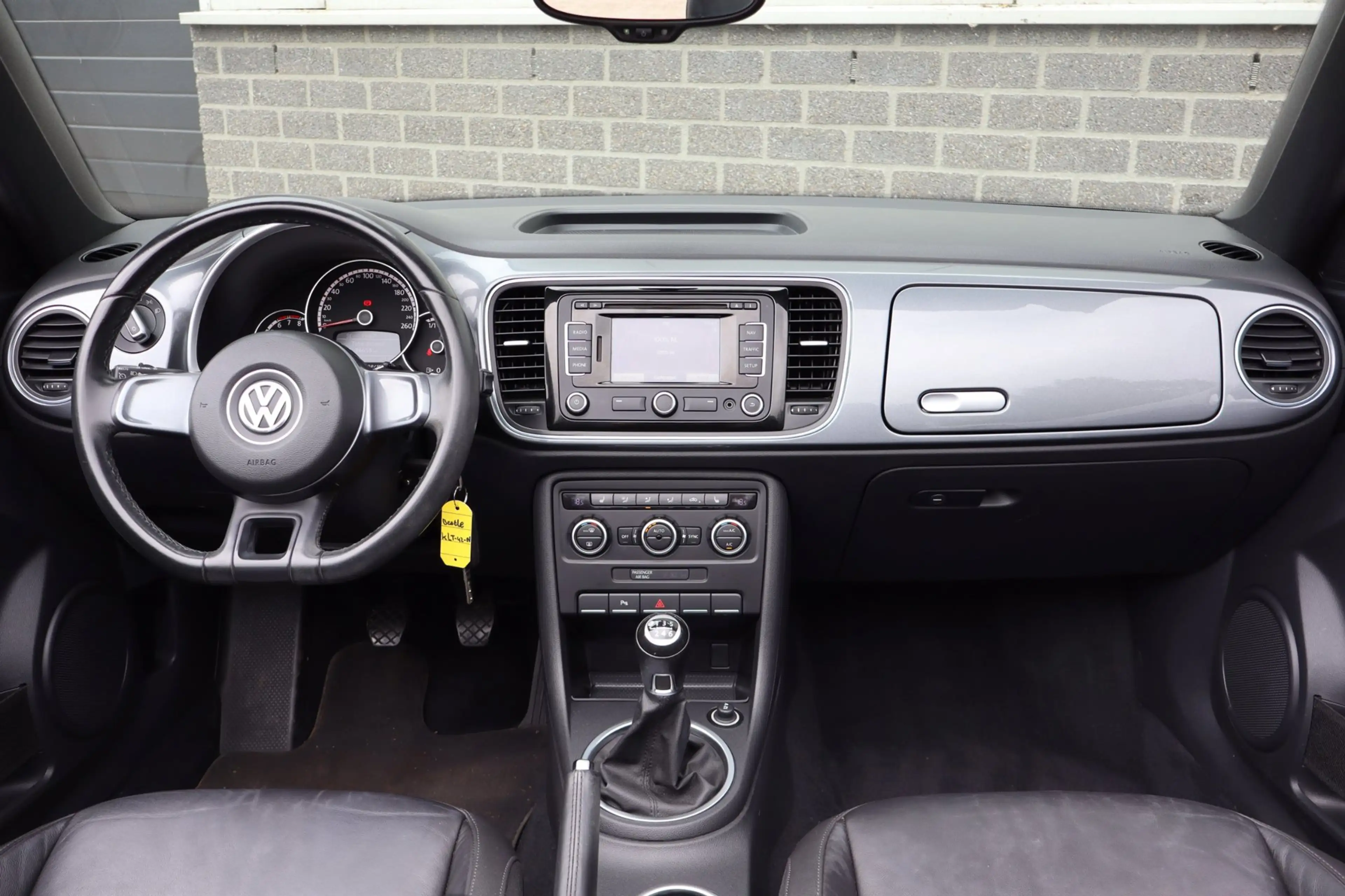 Volkswagen Beetle Cabriolet 1.2 TSI Design BlueMotion — photo 13