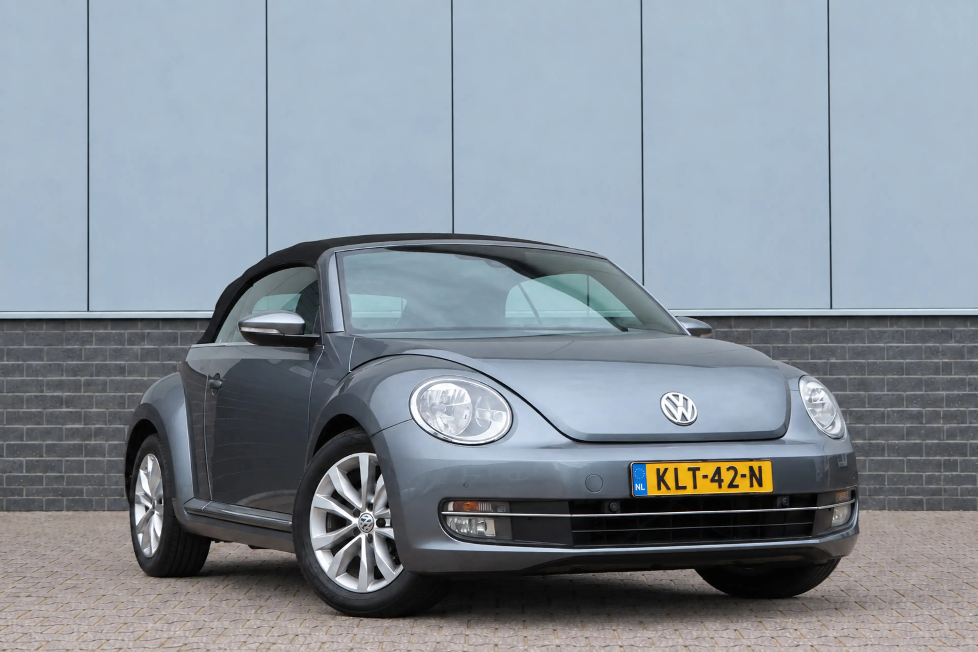Volkswagen Beetle Cabriolet 1.2 TSI Design BlueMotion — photo 3