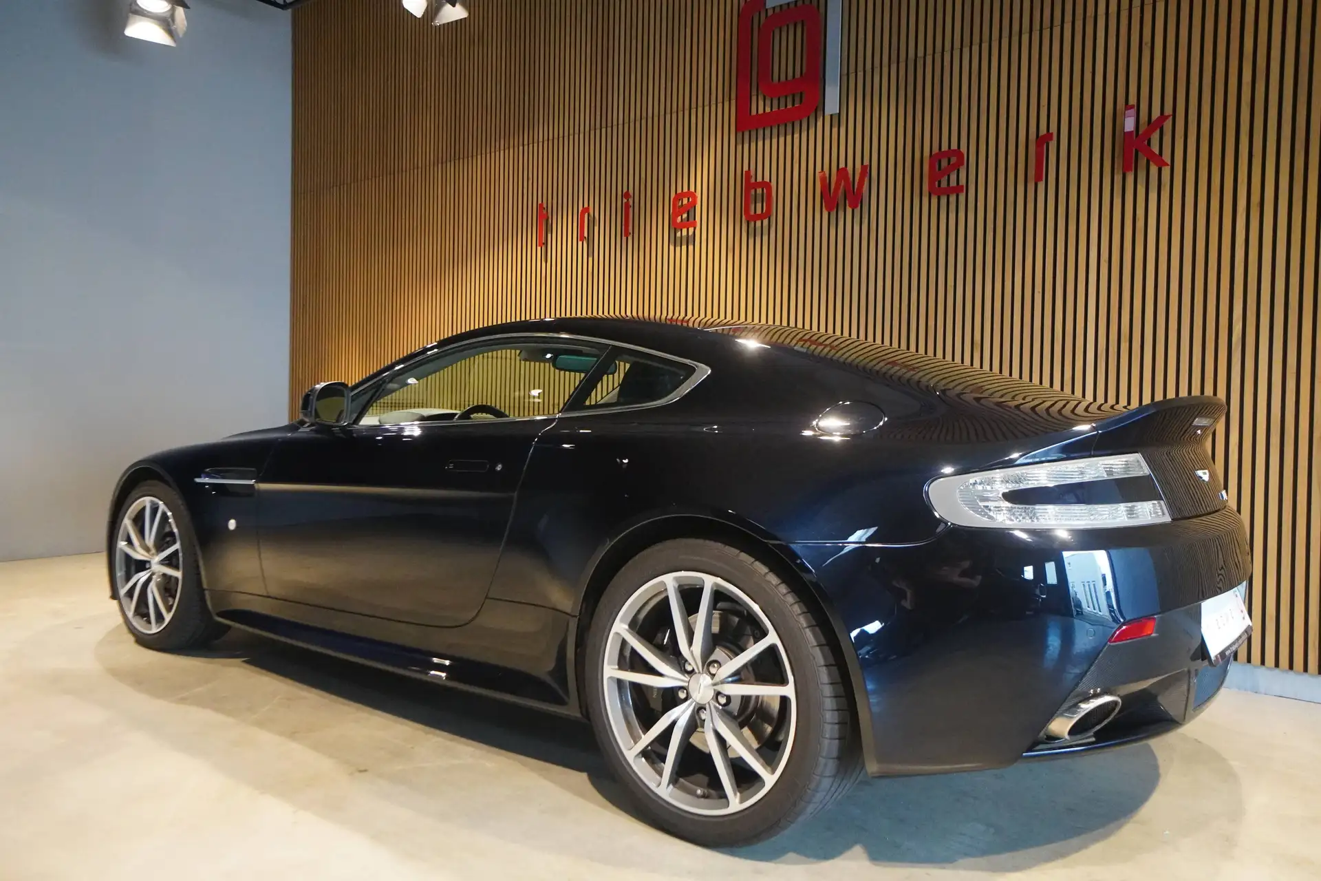애스턴마틴 밴티지 Coupe 2016 네이비 사진 3