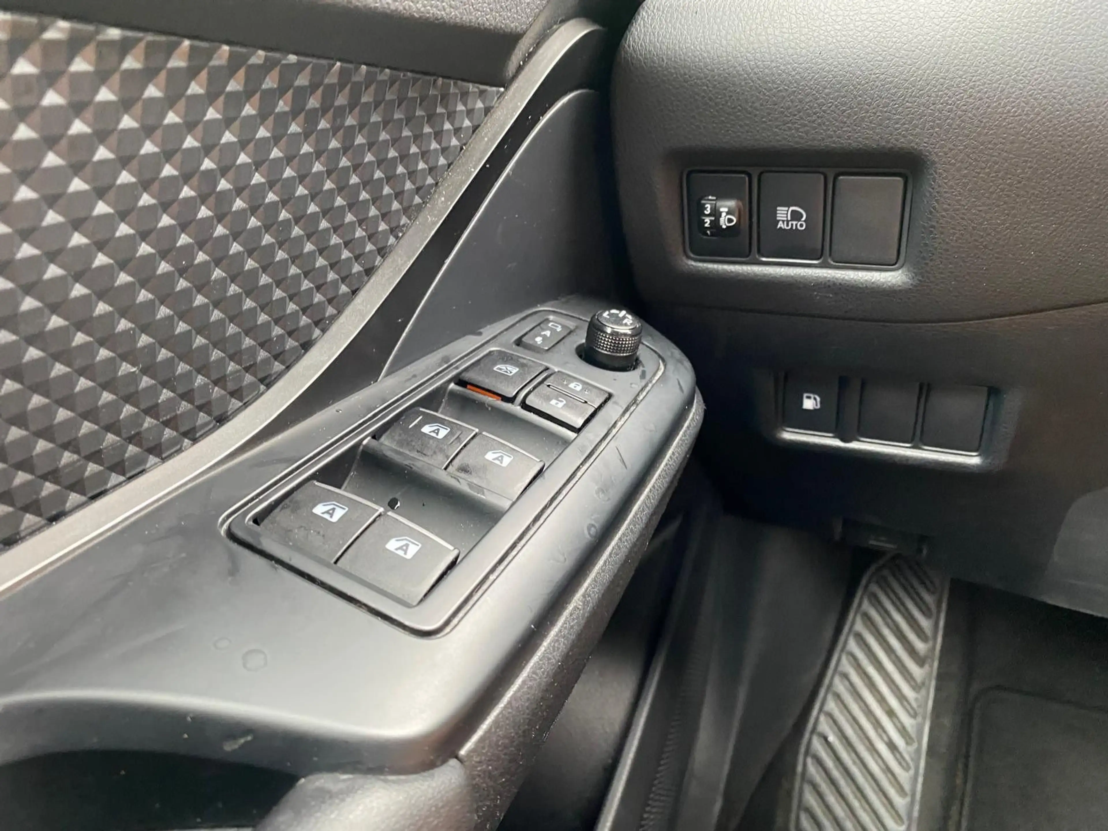 Toyota C-HR Hybrid Flow/NAVI/R-KAM — photo 14