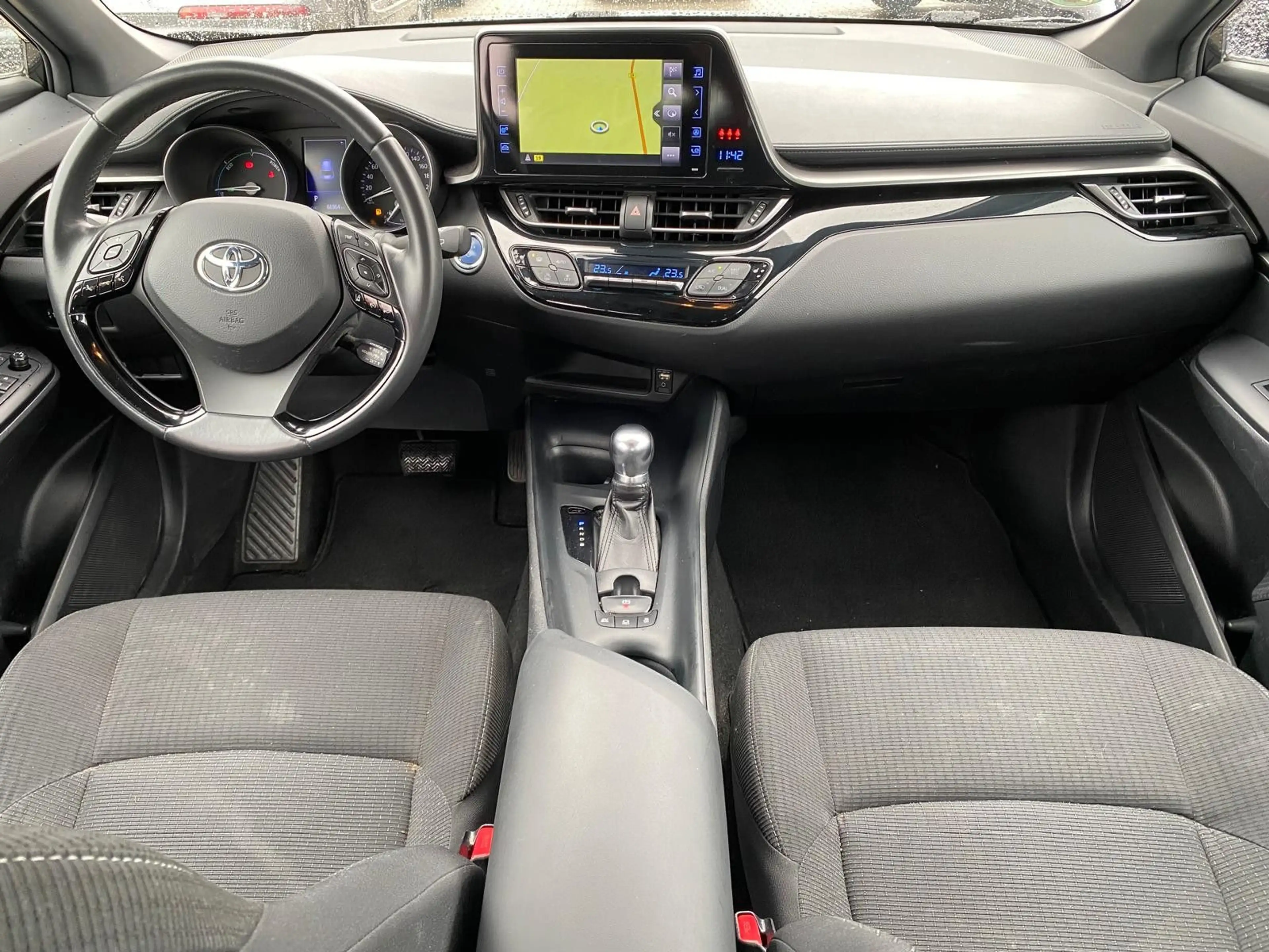 Toyota C-HR Hybrid Flow/NAVI/R-KAM — photo 11