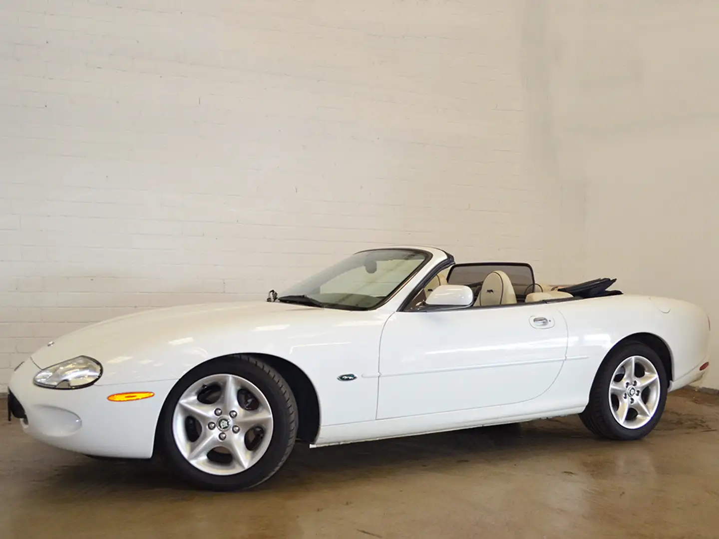 Jaguar XK8 CabrioletExclusive *Weiss Ivory* Blanc - 2