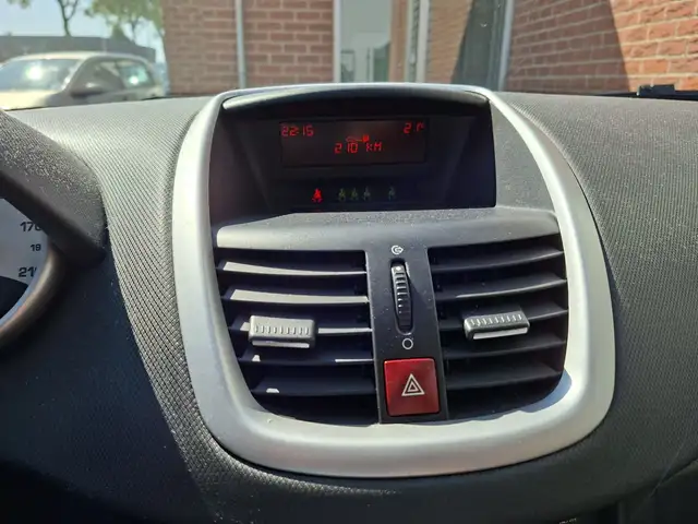 Peugeot 207 view 14