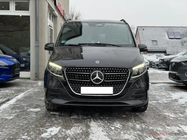 Mercedes-Benz V-Class view 3