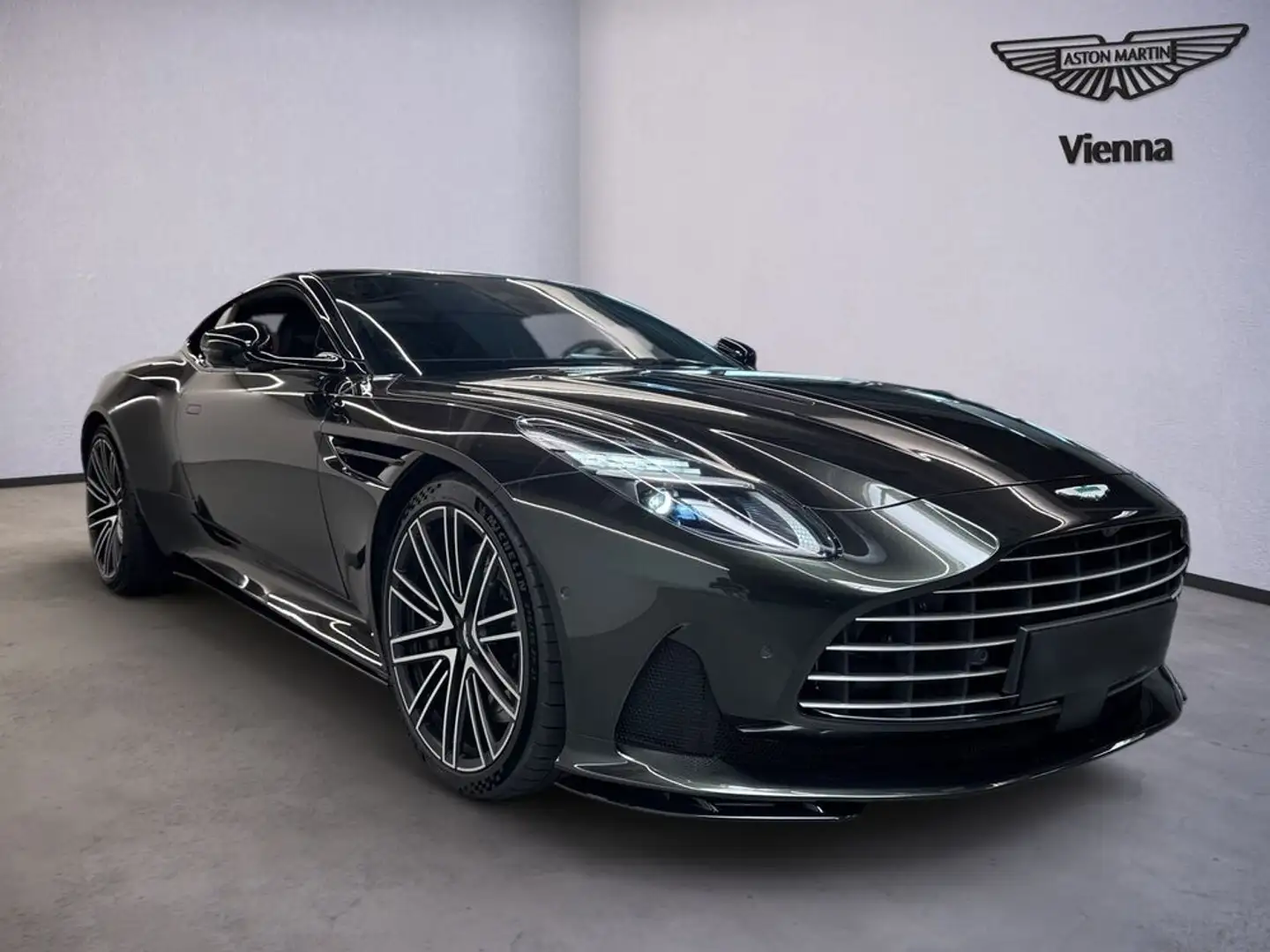 Aston Martin DB12 Coupe | Minotaur Green | Bowers & Wilkins Groen - 2