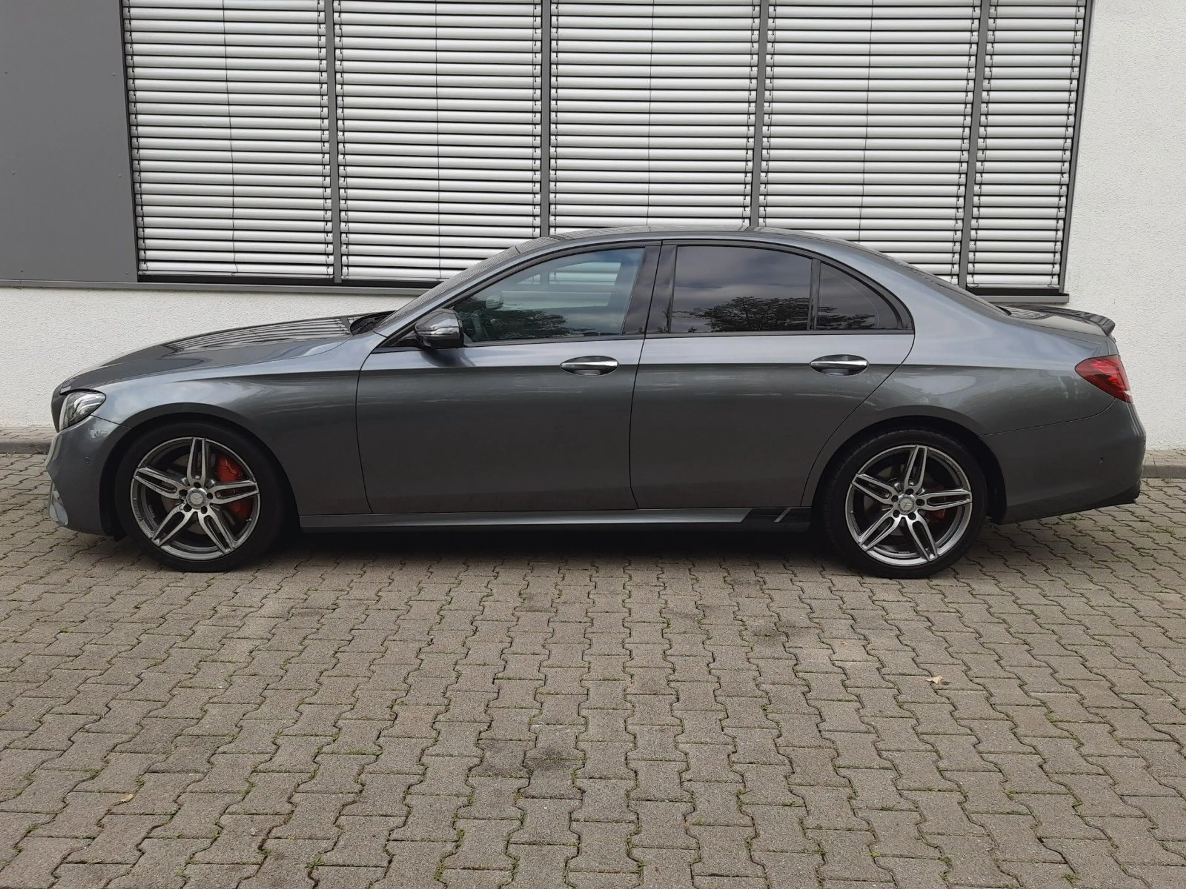 Mercedes-Benz E 350 d Limo/3xAMG-Line/LED/63s Paket/360°/DigiC — photo 9