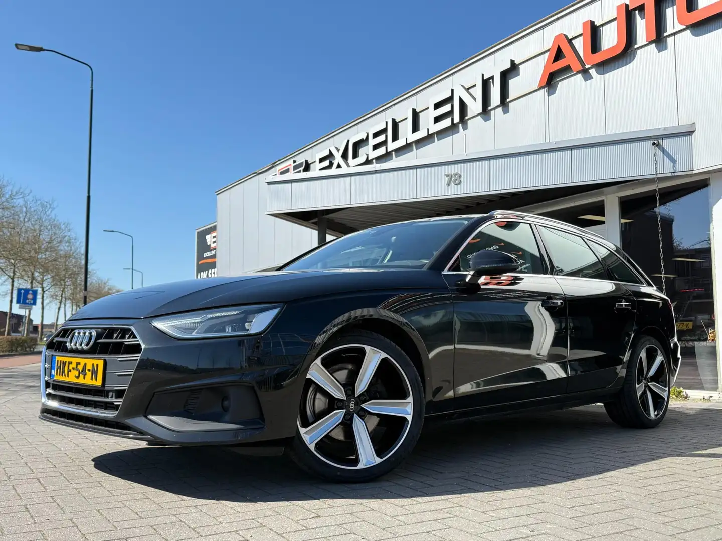 Audi A4 Avant 35 TFSI Launch edition Business Zwart - 2