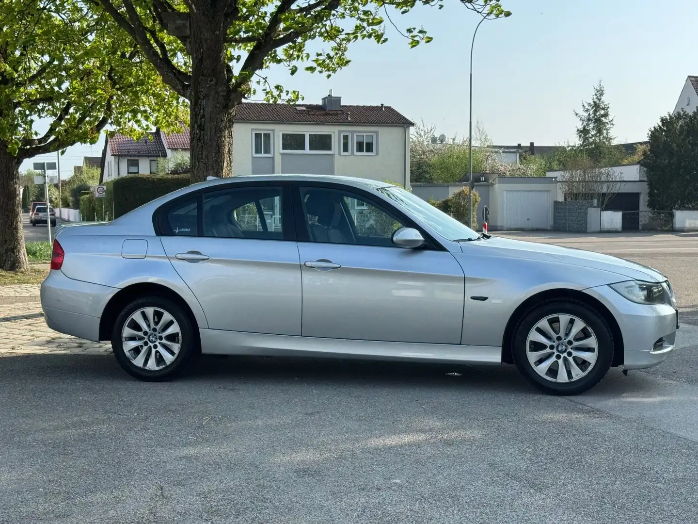 BMW 320 d Navi Tempomat Klima Sitzhei PDC Silber - 2