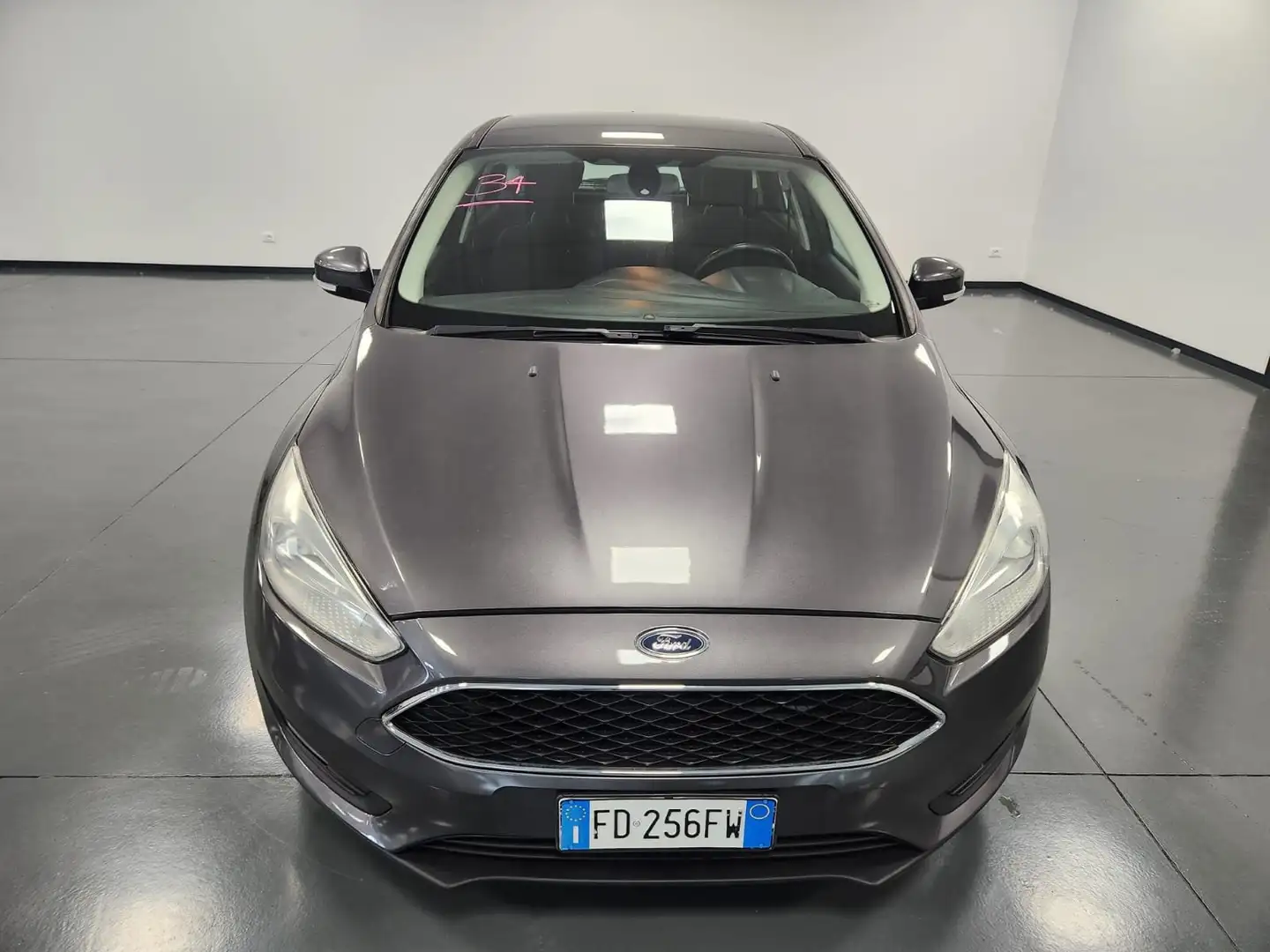 Ford Focus Focus 5p 1.5 tdci Business s Grijs - 2