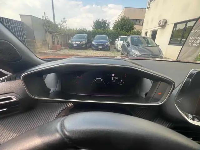 Peugeot 2008 view 11