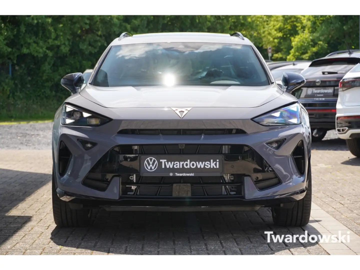 CUPRA Formentor 1.5 TSI e-Hybrid Stand-Hz PANO Memo AHK Gris - 2