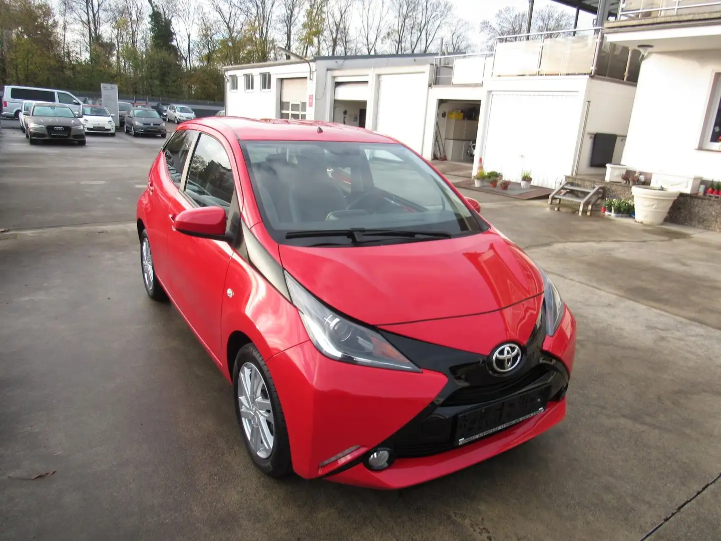 Toyota Sonstige Aygo AYGO x-play touch,ALU,KLIMA,E-FENSTER. Rot - 2