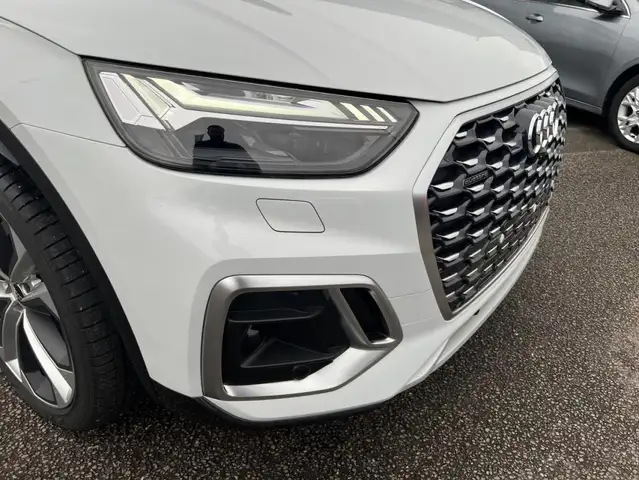 Audi Q5 view 3