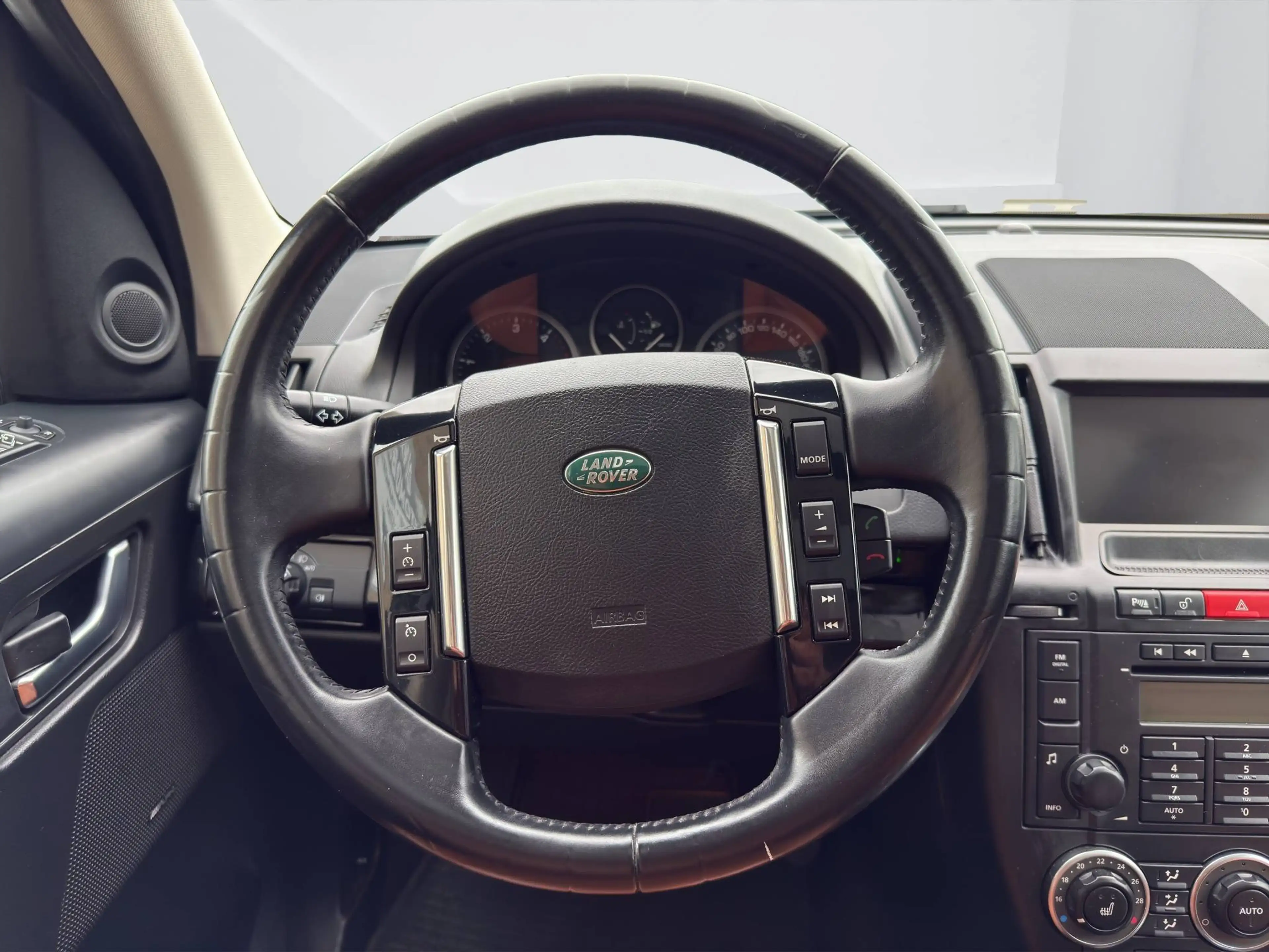 Land Rover Freelander HSE SD4 — photo 14