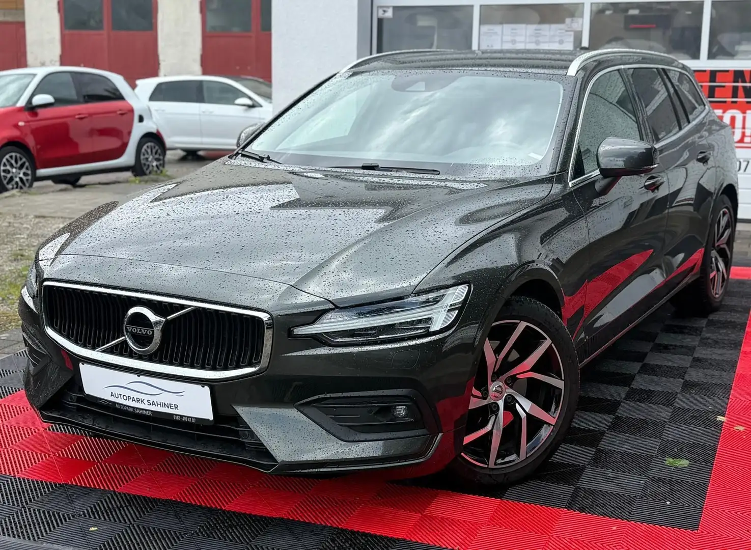 Volvo V60 Kombi MOMENTUM PRO/VIRTUELL/KAMERA/HARMANN K Grau - 2